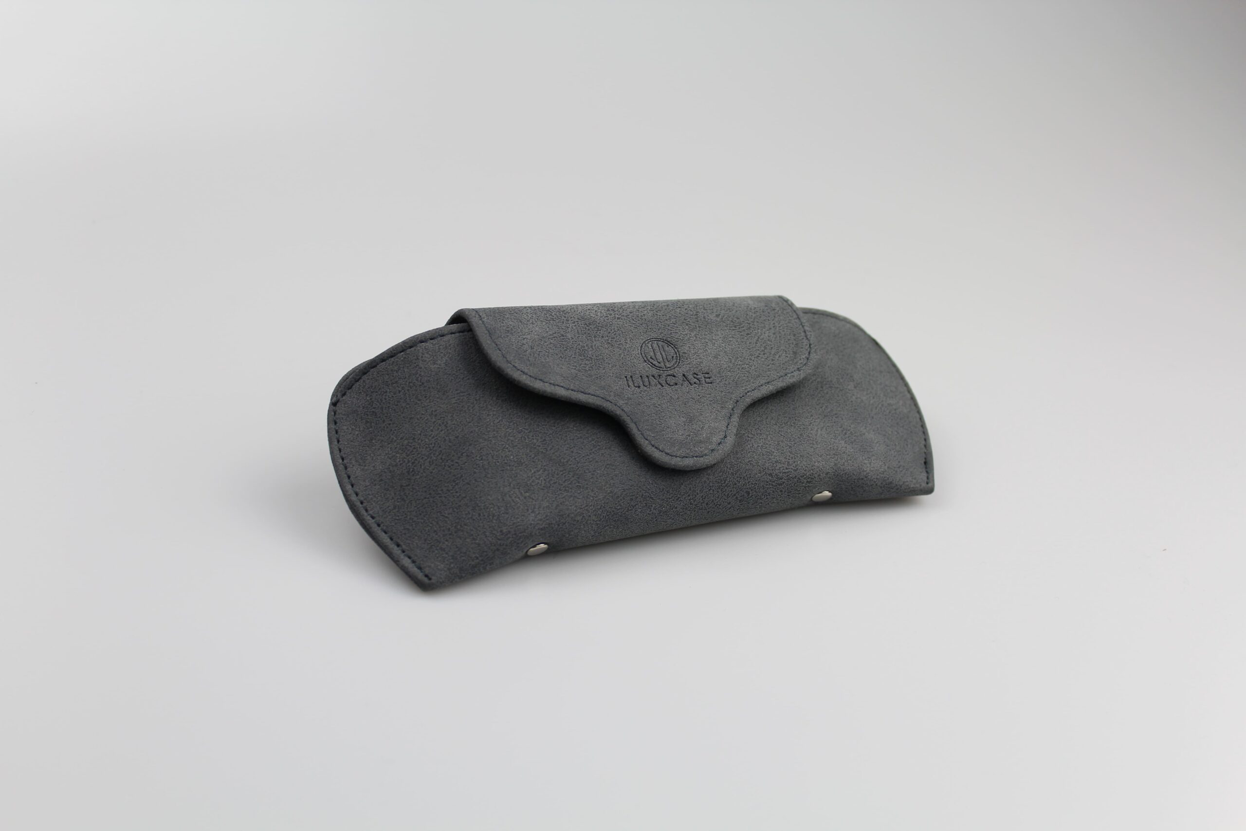 Etui à lunettes souple en cuir ou en simili cuir gris à rabat géométrique arrondi - fermoir à aimant