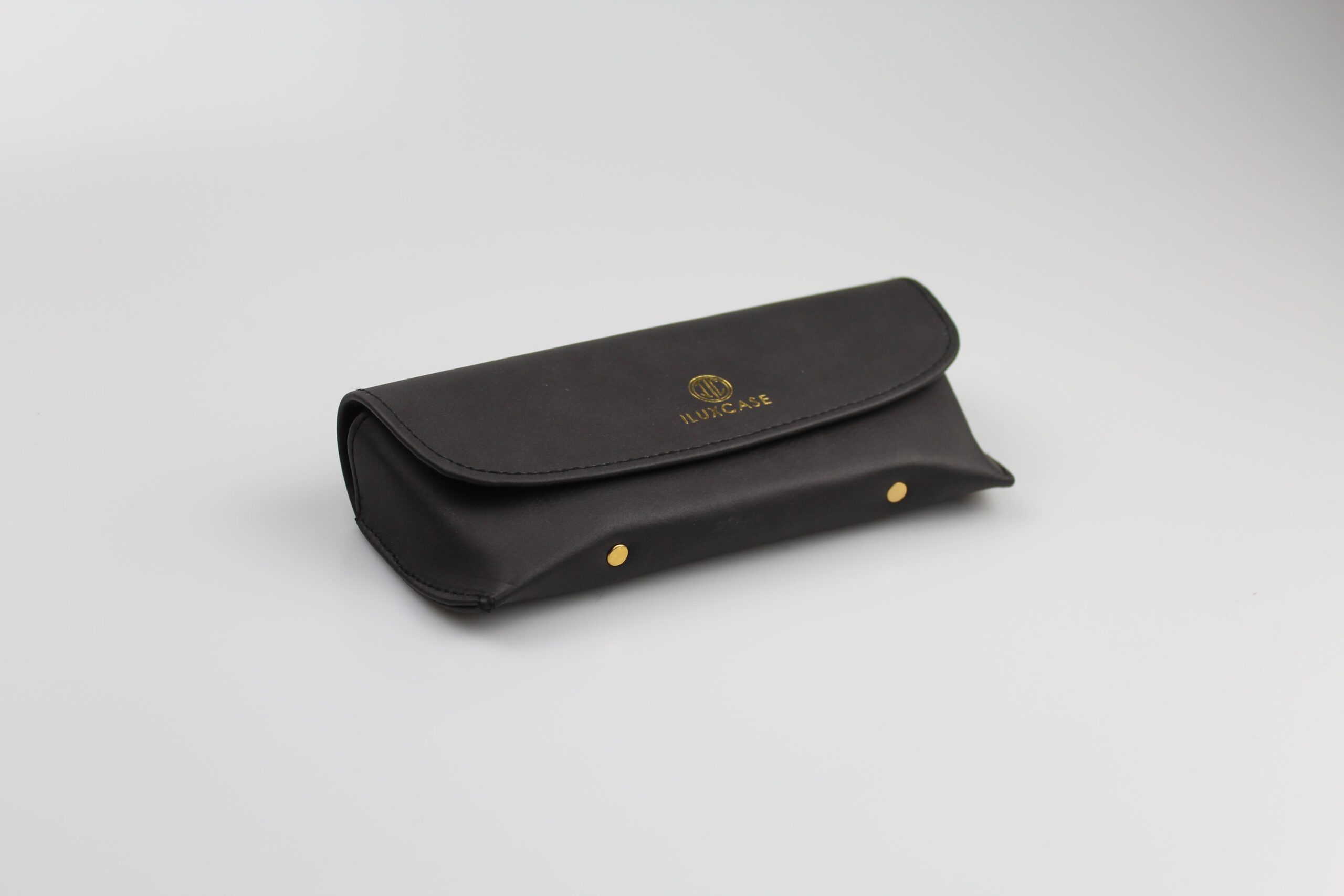 Etui à lunettes souple en cuir ou en simili cuir noir à rabat arrondi - fermoir à aimant