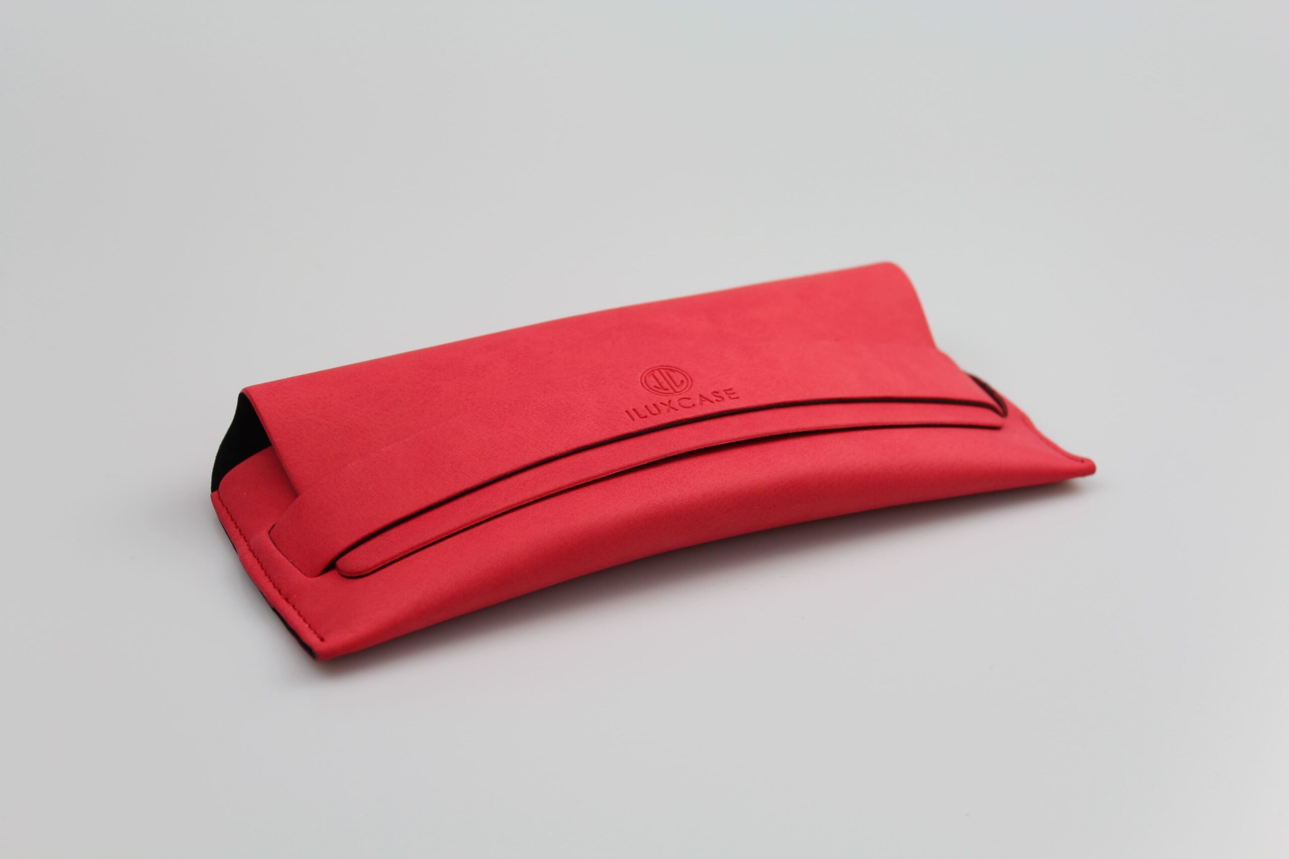 Etui à lunettes semi-rigide en suédine rouge avec rabat rectangulaire - fermoir à lanière