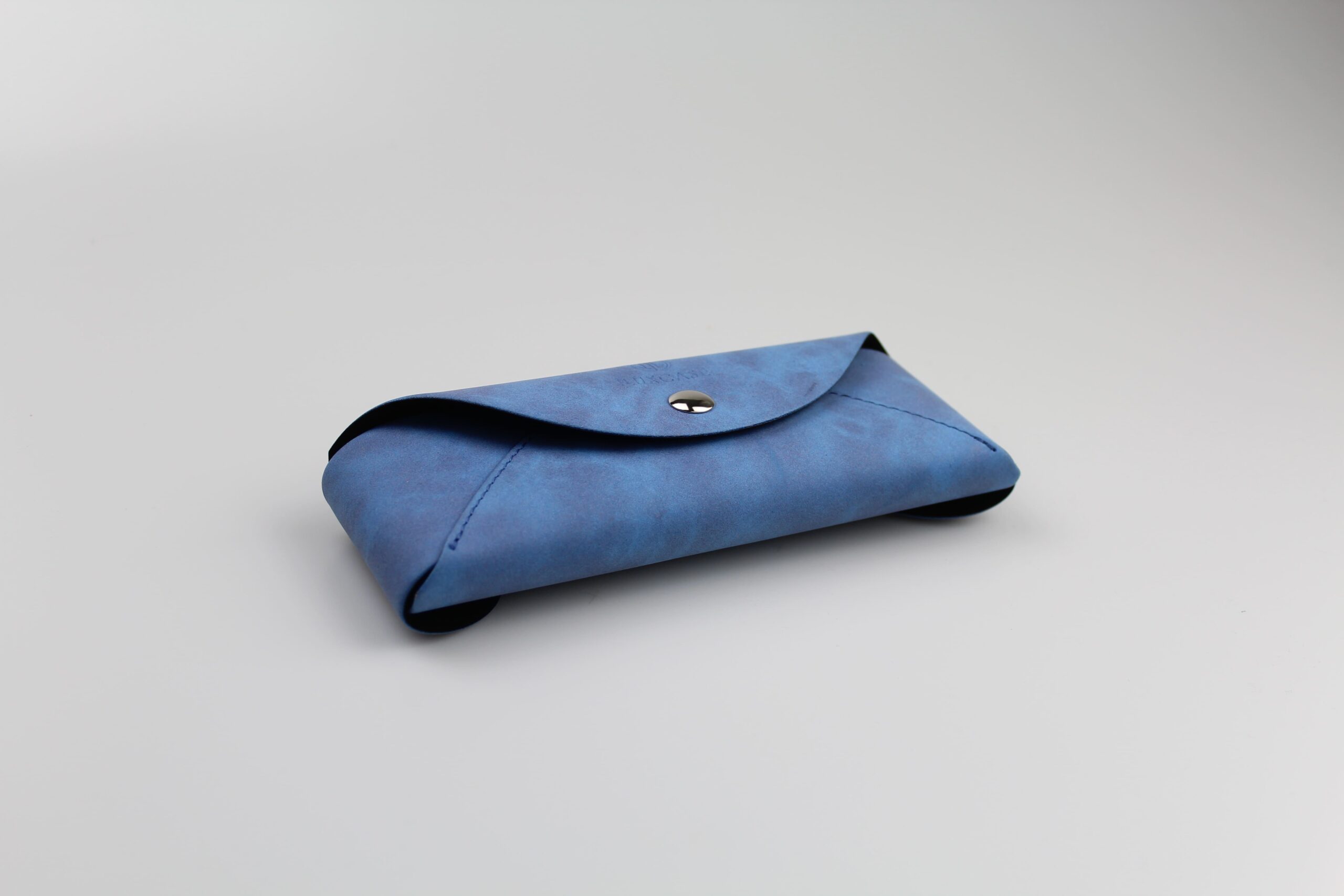 Étui à lunettes semi-rigide format pliable avec rabat arrondi en suédine bleu - Fermoir bouton pression