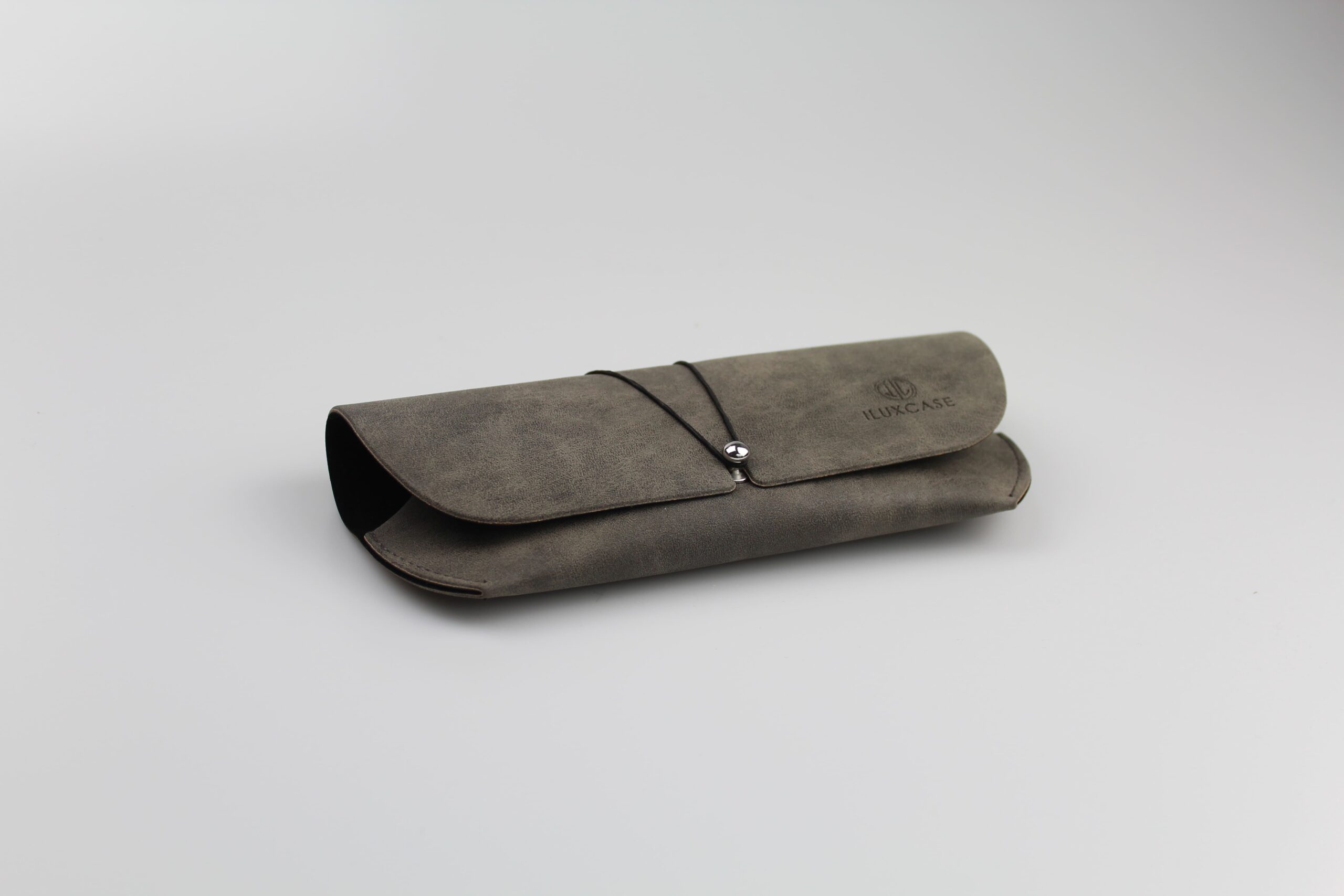 Etui à lunettes souple en cuir ou en simili cuir taupe- fermeture avec clou et élastique