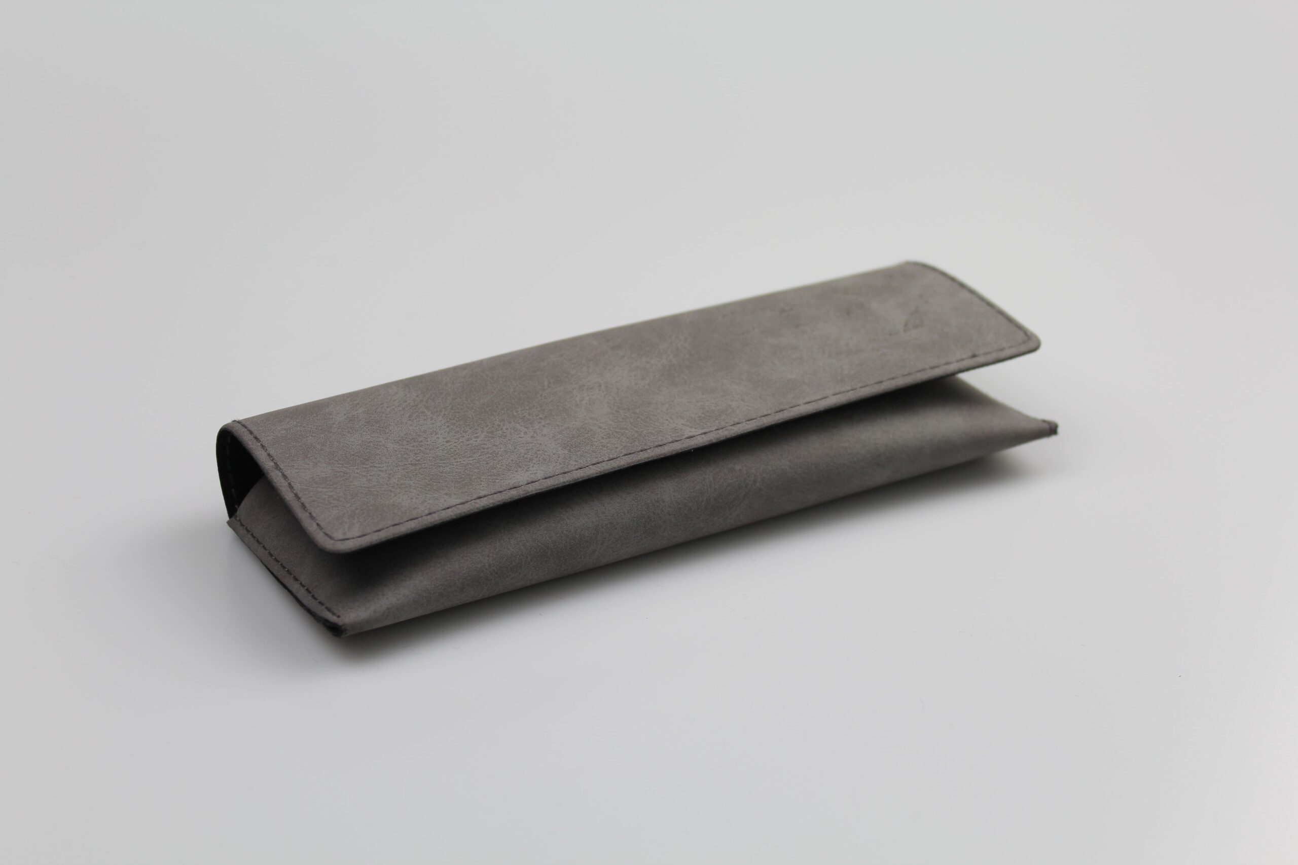 Etui à lunettes souple en cuir ou en simili cuir gris anthracite à rabat rectangulaire - fermoir à aimant