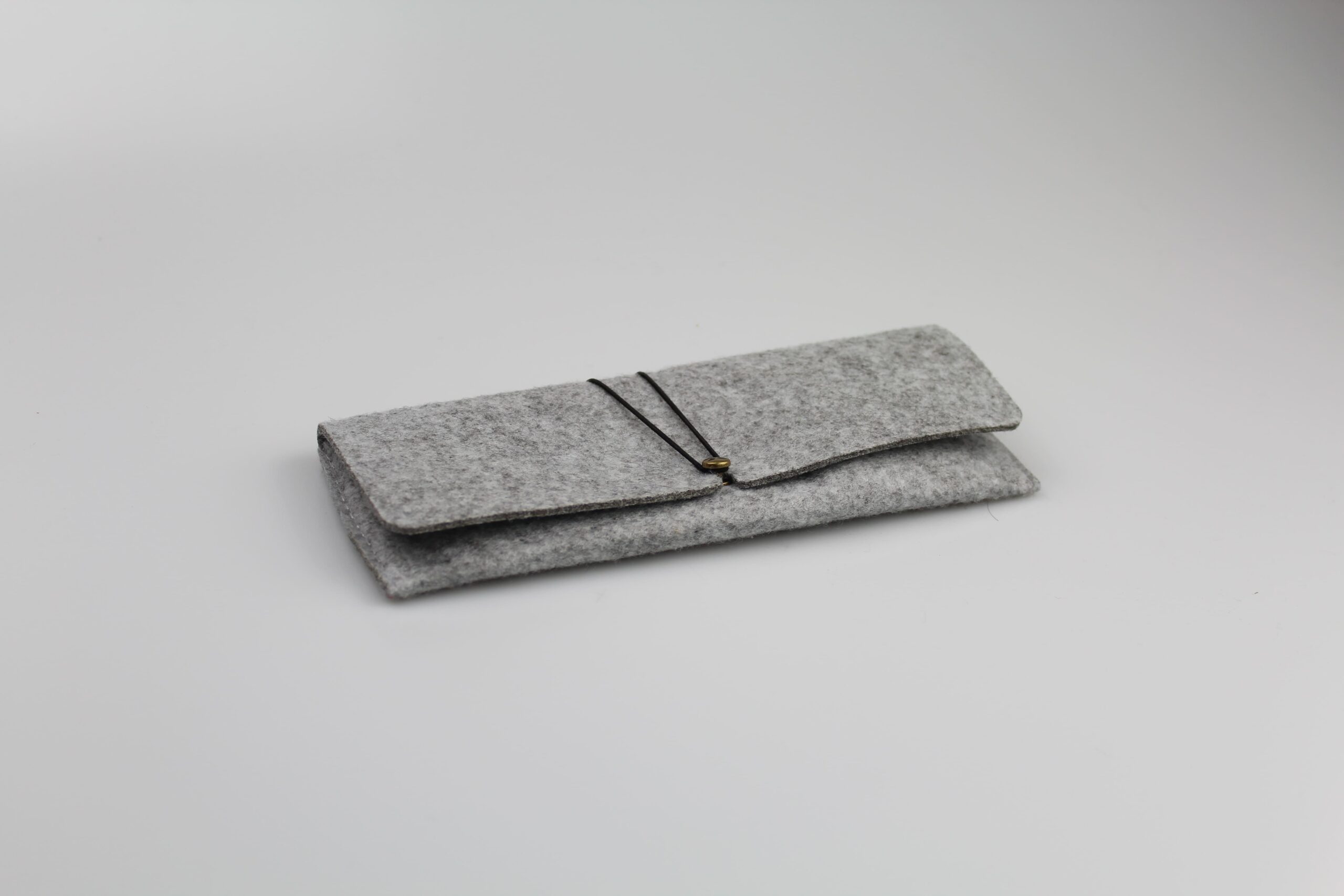 Etui à lunettes souple en feutrine gris clair à rabat rectangulaire - fermoir à clou et élastique