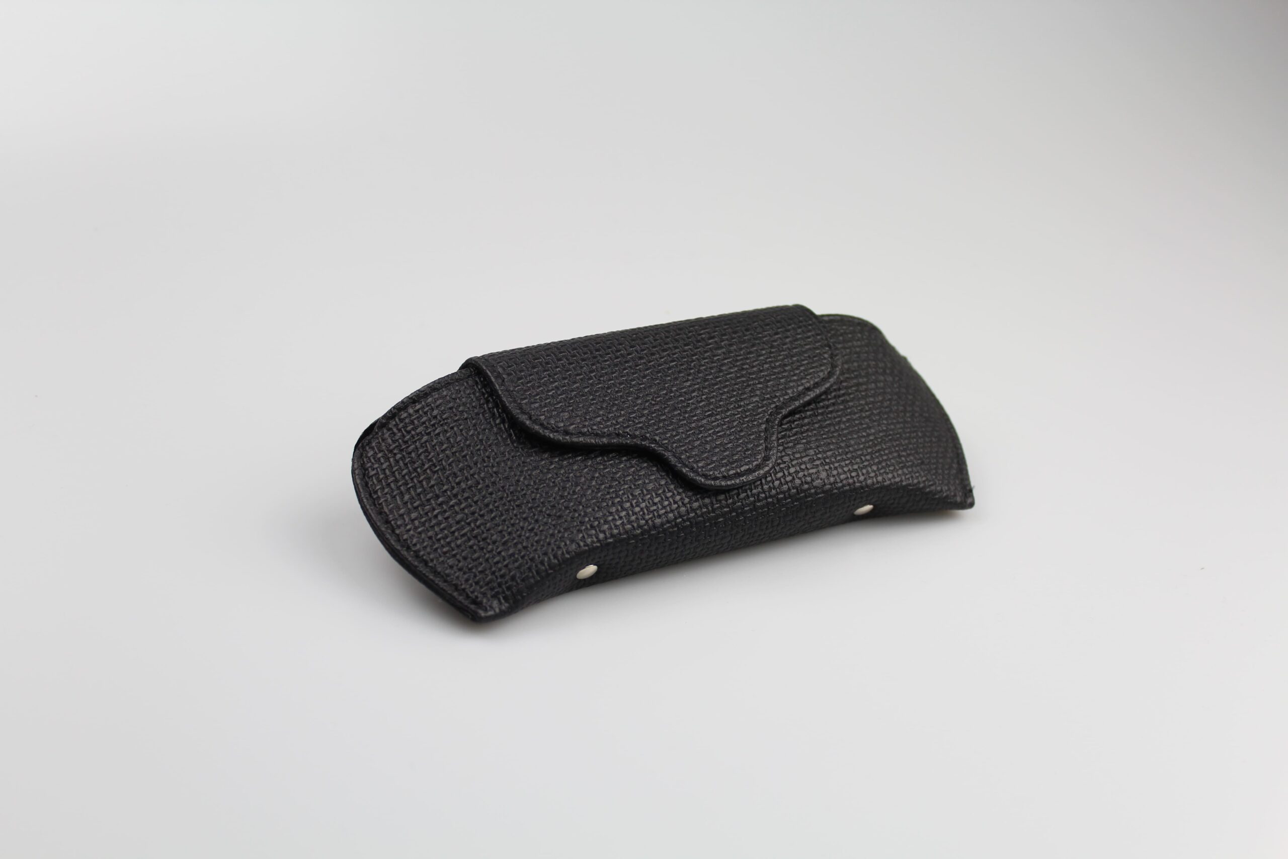 Etui à lunettes semi-rigide en cuir ou en simili cuir grainé noir à rabat géométrique arrondi - fermoir à aimant