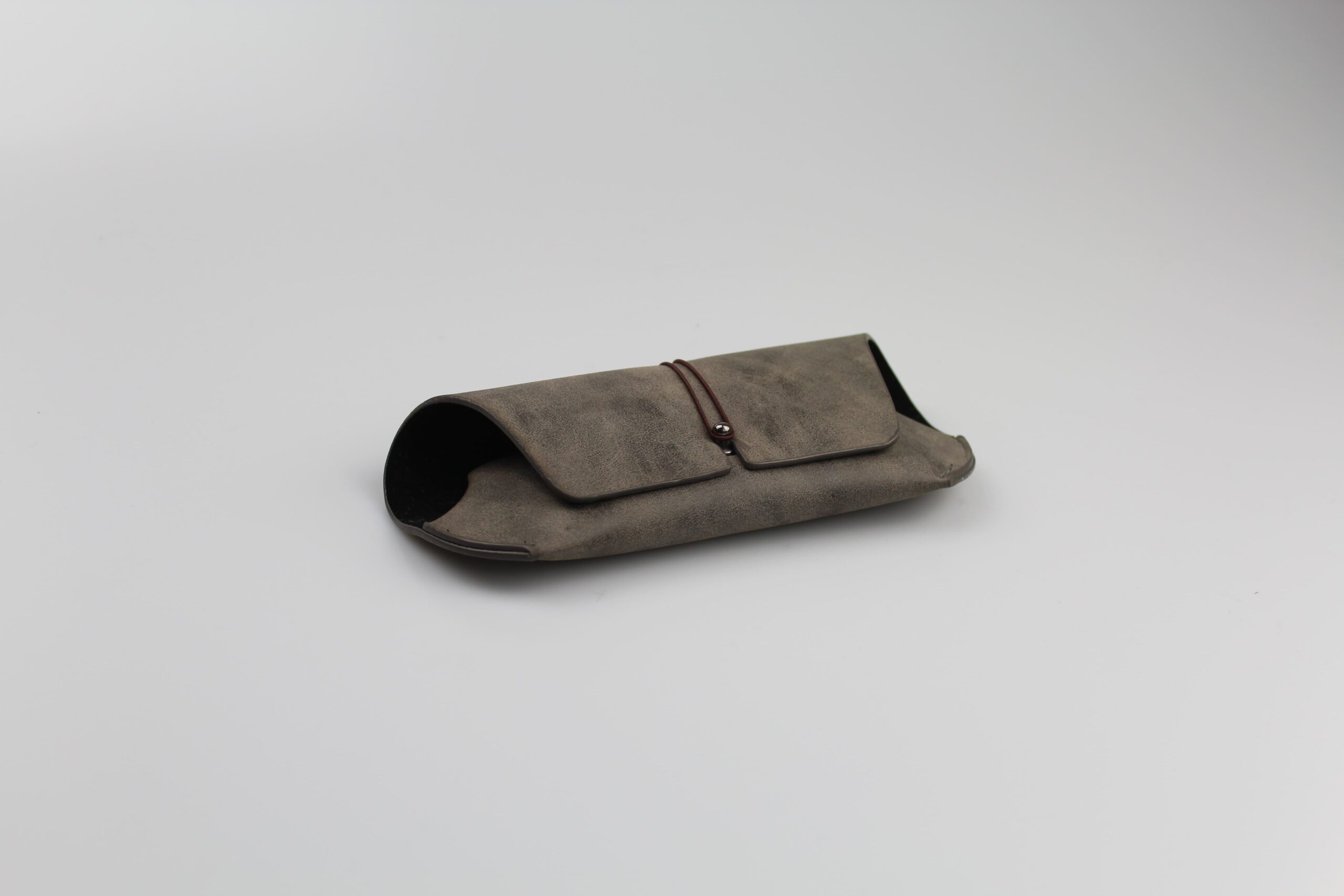 Etui à lunettes souple en cuir ou en simili cuir taupe à rabat trapézoïdal - fermoir à clou et élastique