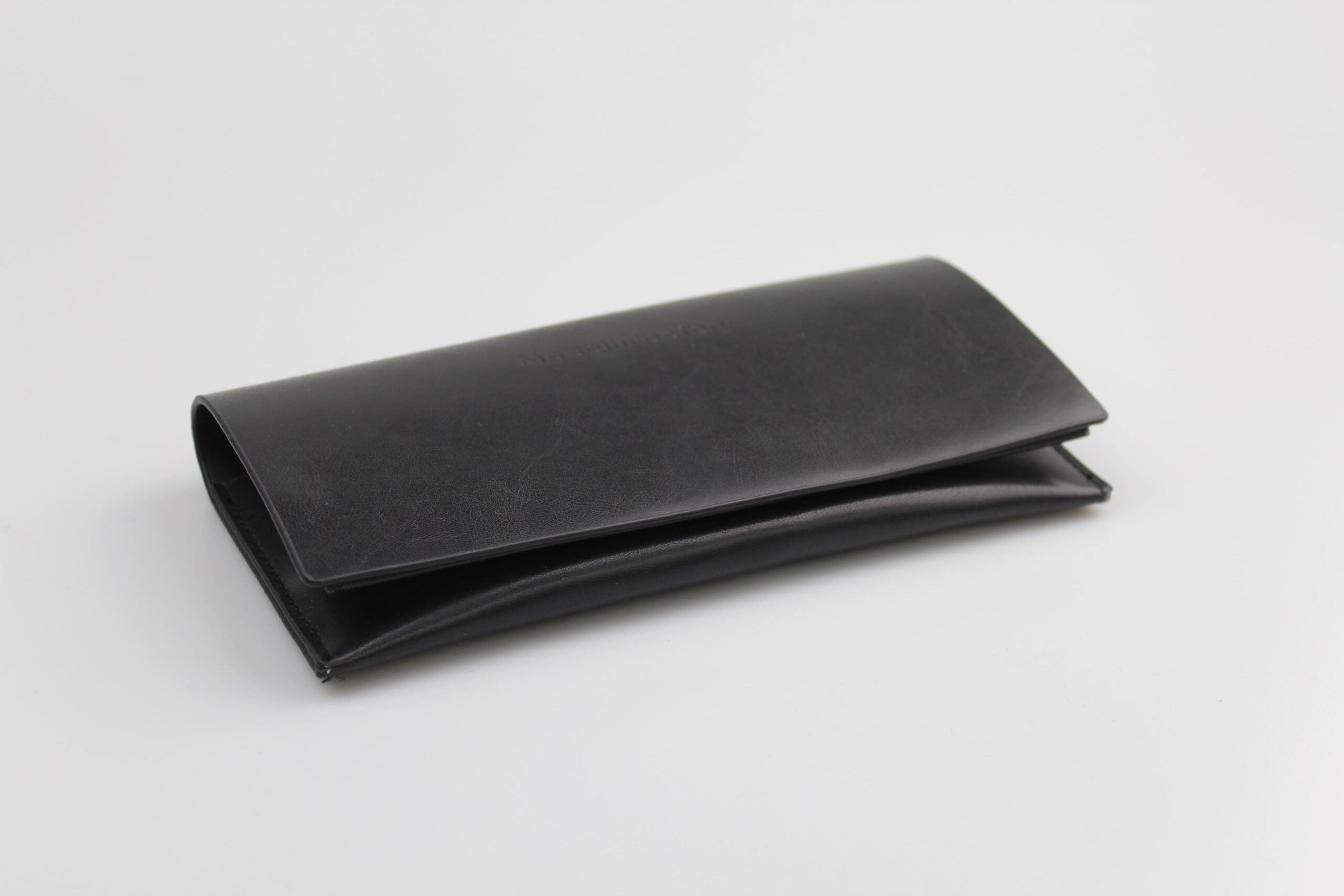 Etui à lunettes souple en cuir ou similicuir noir avec rabat rectangulaire - fermoir à aimant