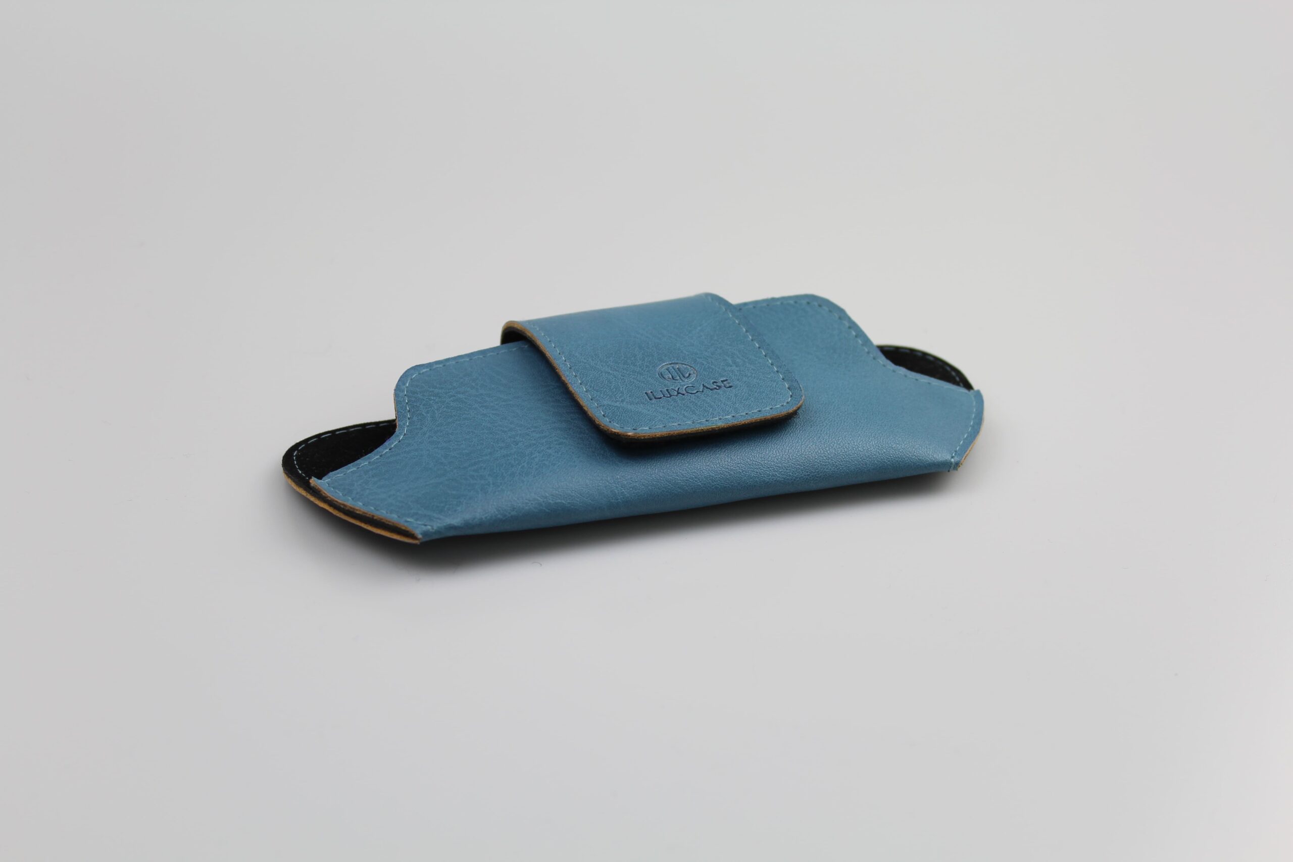 Etui à lunettes semi-rigide en cuir ou en simili cuir grainé à rabat géométrique arrondi - fermoir à aimant