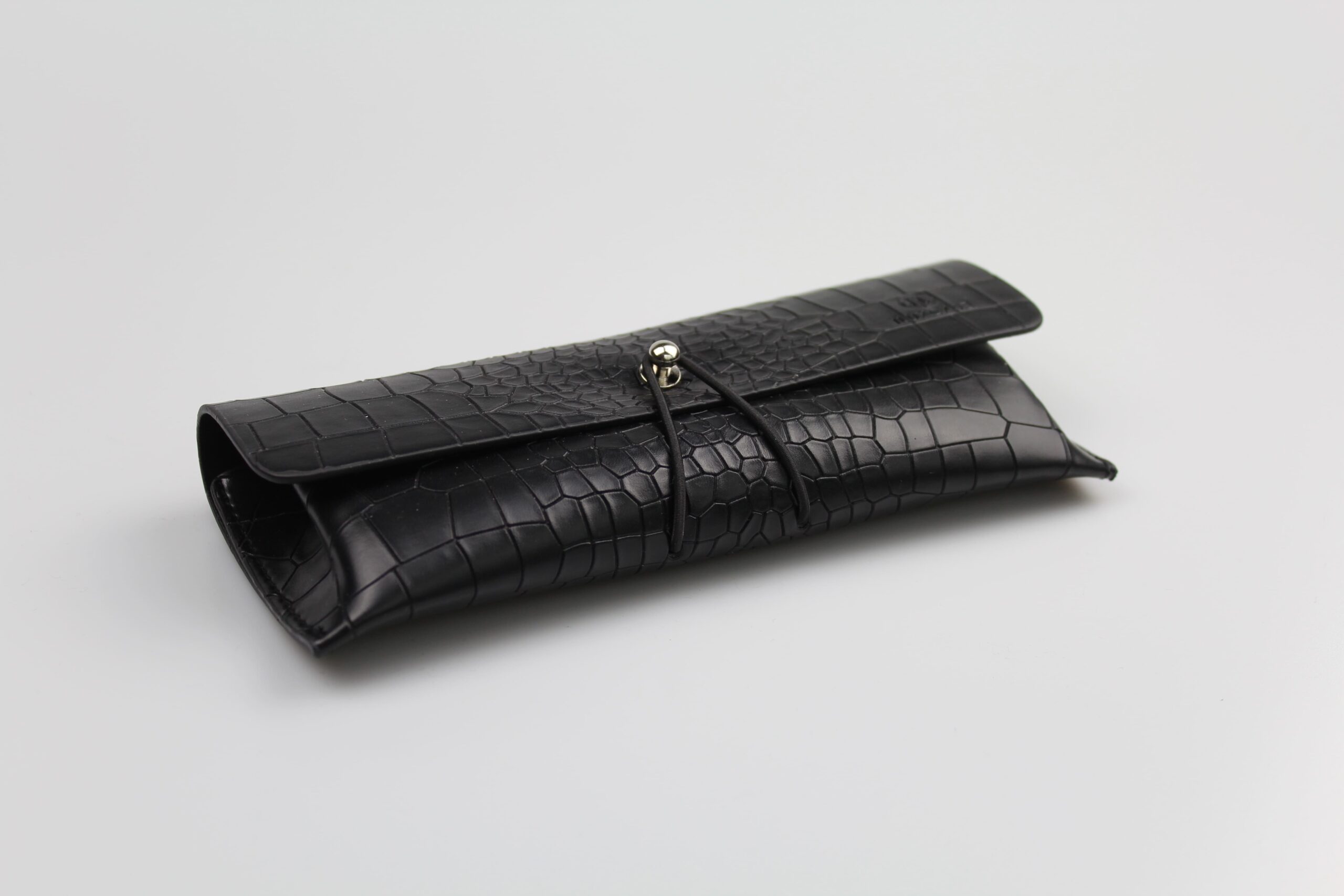 Etui à lunettes souple en cuir ou similicuir à rabat rectangulaire - fermoir à clou et élastique