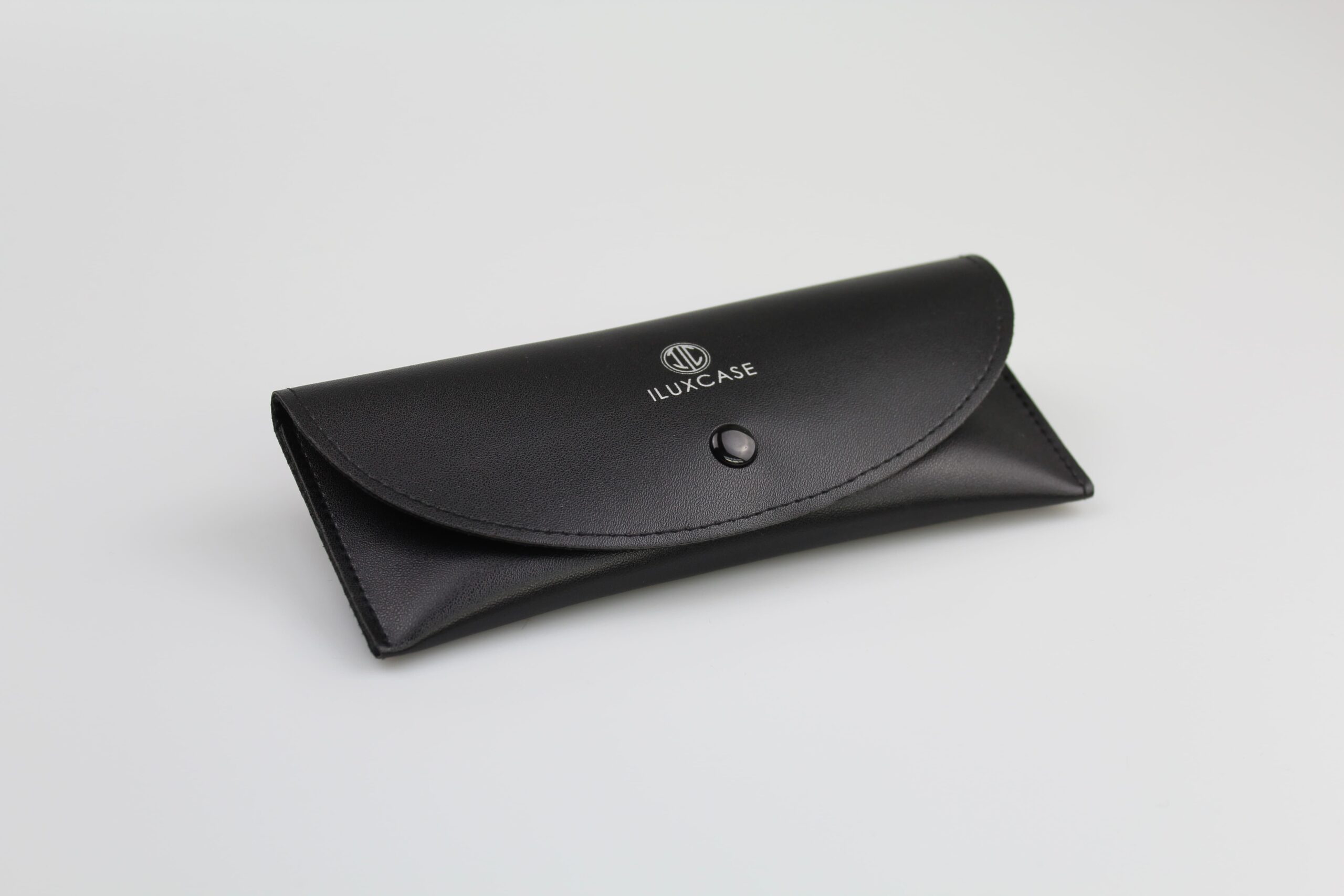 Étui à lunettes rigide de forme pochette verticale en cuir ou similicuir à rabat à pression