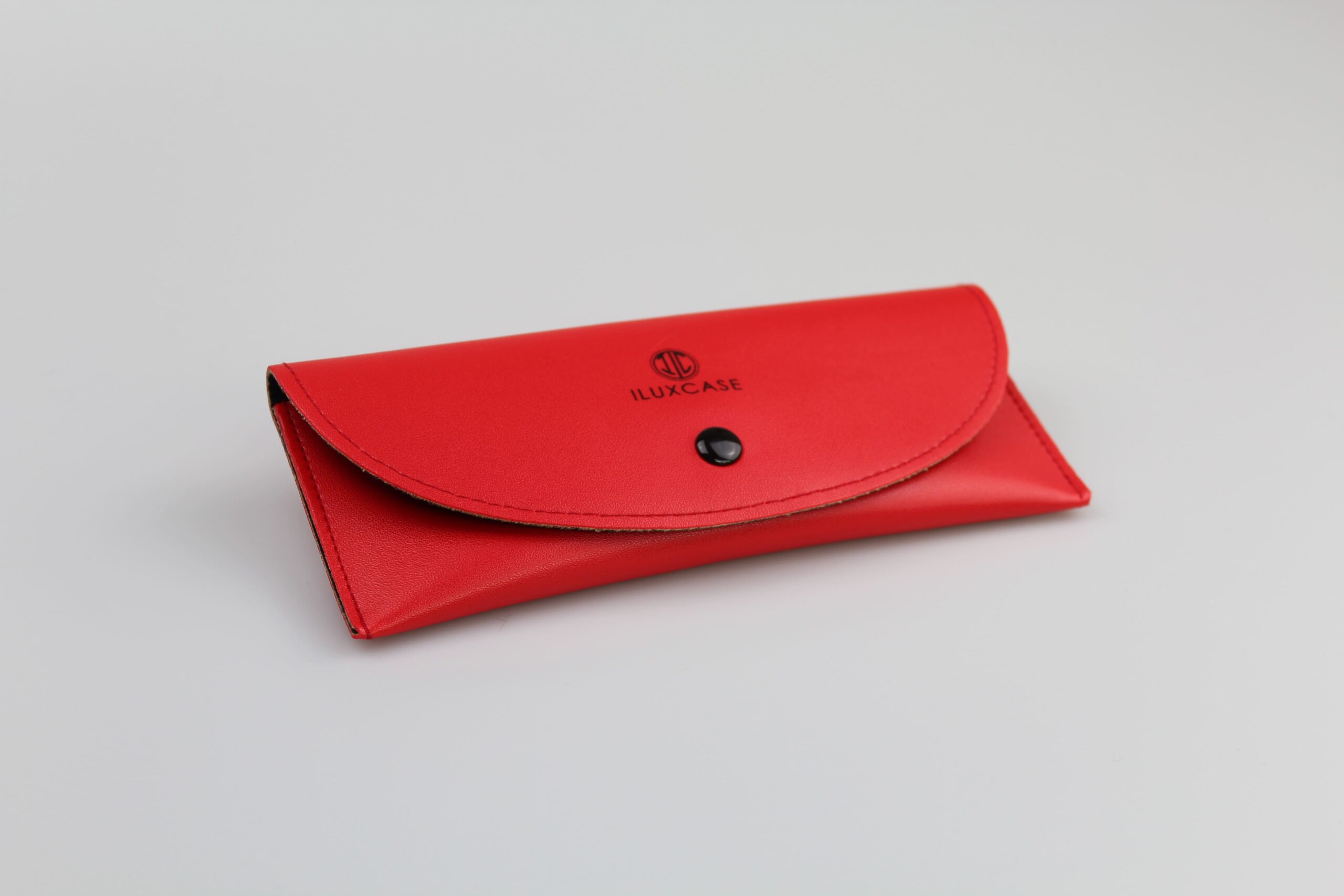 Étui à lunettes rigide de forme pochette verticale en cuir ou similicuir à rabat à pression