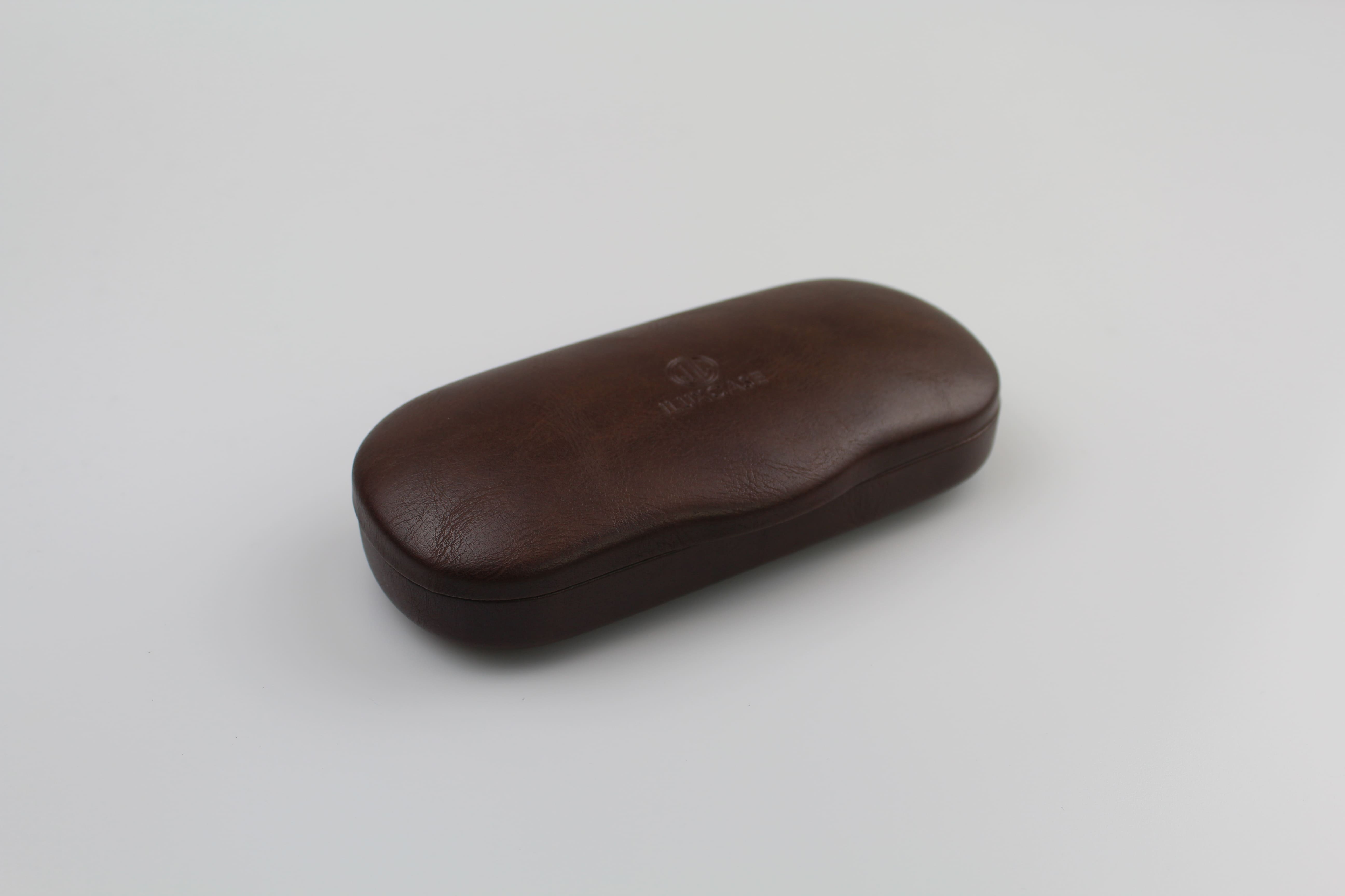 Étui à lunettes rigide en métal de forme rectangulaire et peu bombée- fermoir à charnière