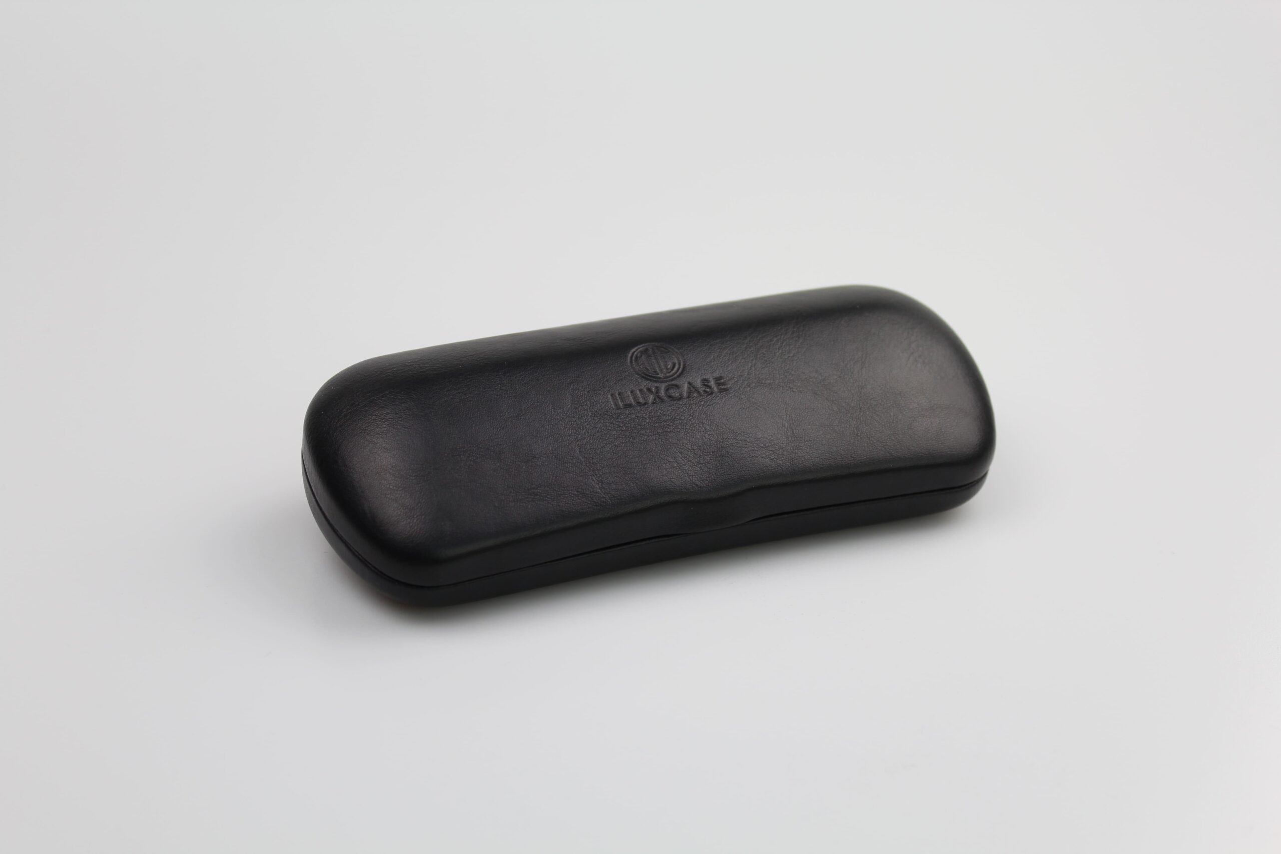 Étui à lunettes rigide en métal de forme rectangulaire et peu bombée