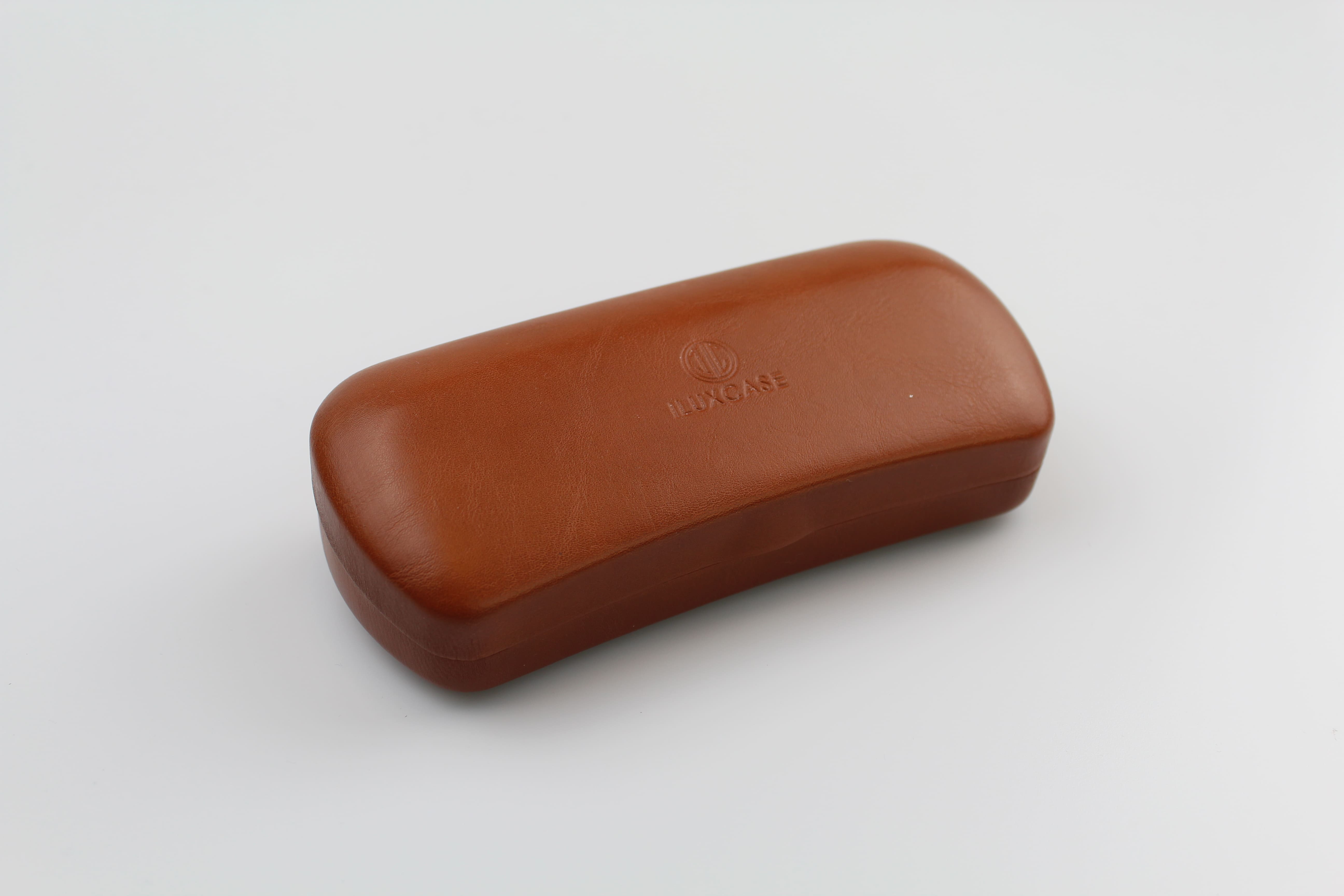 Étui à lunettes rigide en métal de forme rectangulaire et peu bombée- fermoir à charnière