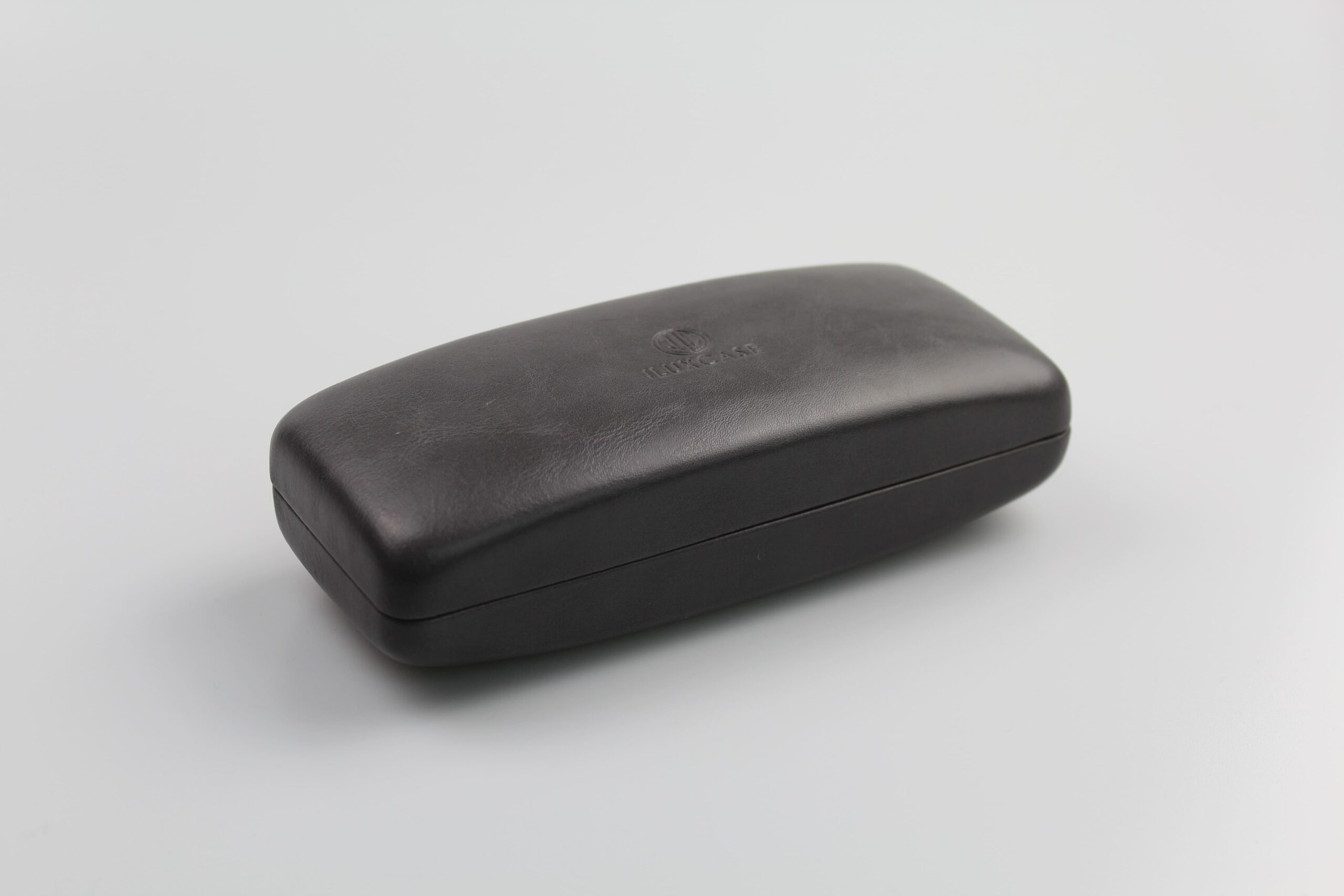 Étui à lunettes rigide en métal de forme rectangulaire et bombée- fermoir à charnière