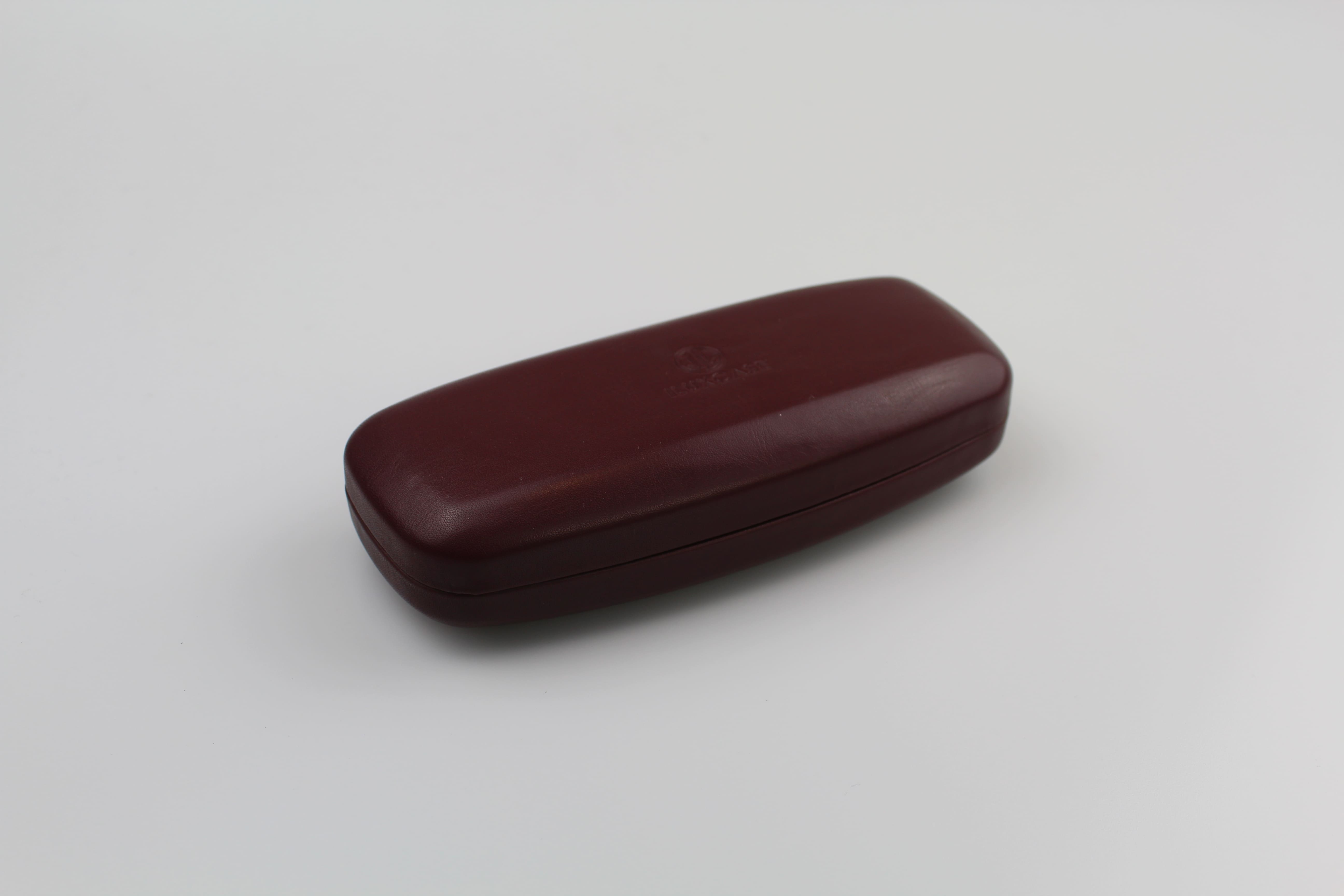 Étui à lunettes rigide en métal de forme rectangulaire et peu bombée- fermoir à charnière