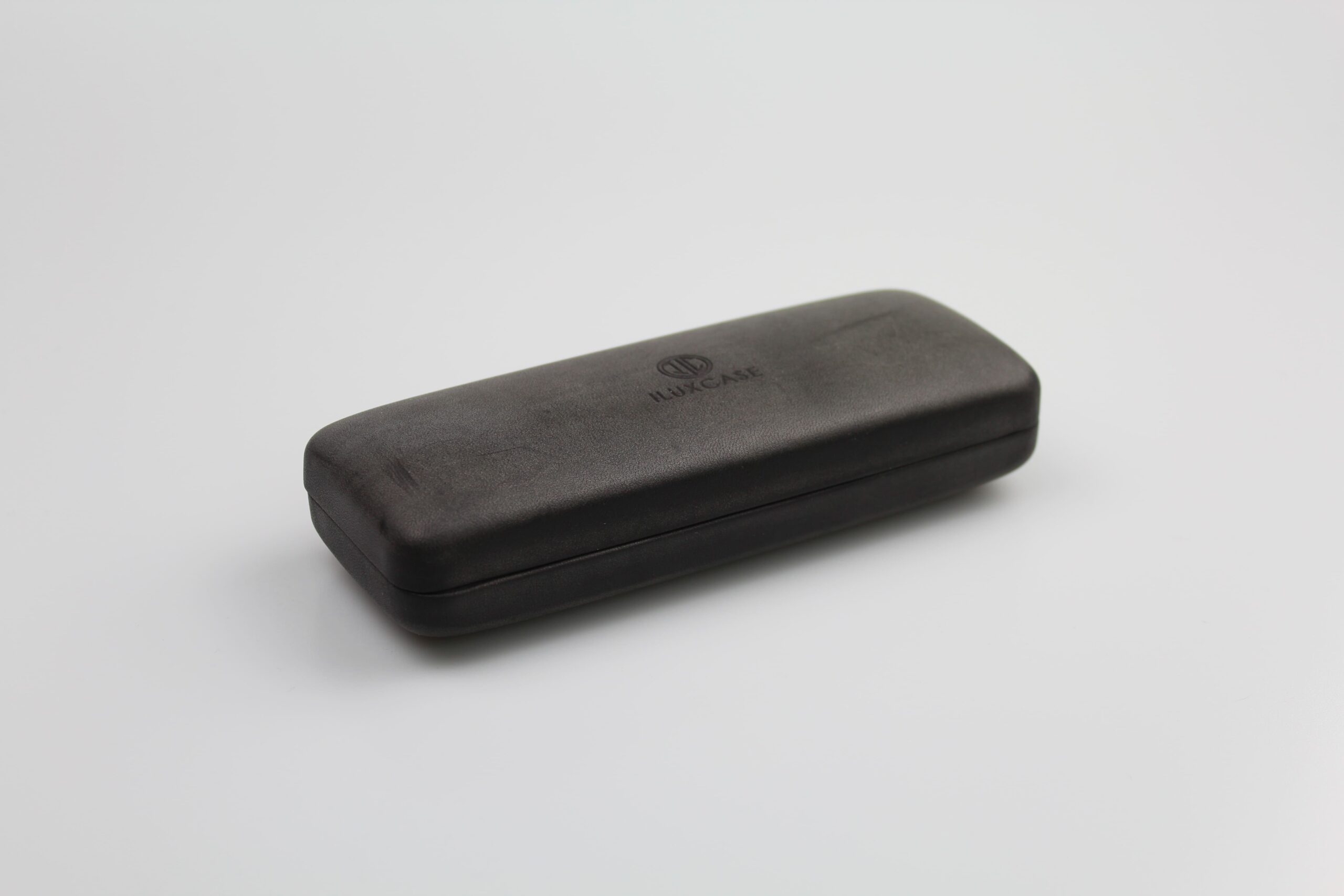 Étui à lunettes rigide en métal de forme rectangulaire et bombée- fermoir à charnière
