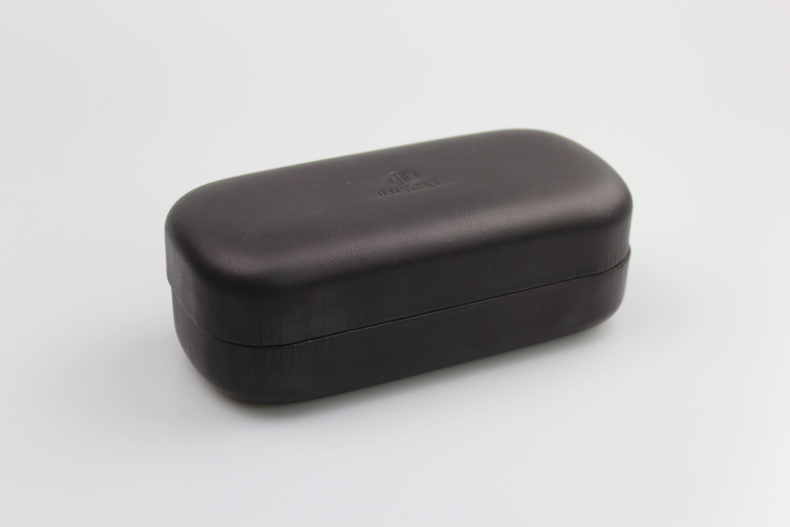 Étui à lunettes rigide en métal de forme rectangulaire et bombée- fermoir à charnière