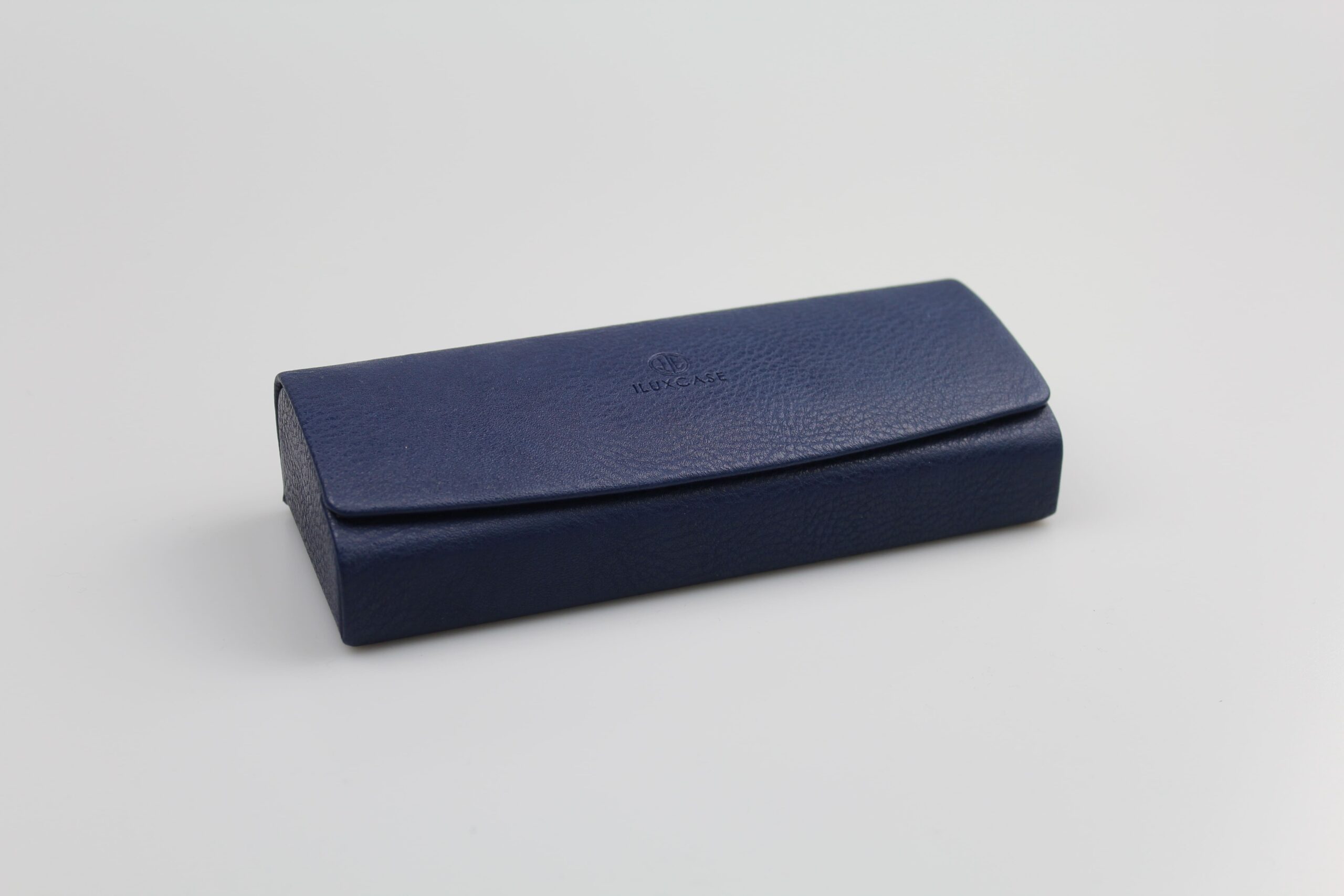 Étui à lunettes rigide en cuir ou en similicuir bleu à rabat incurvé arrondi - fermoir à aimant