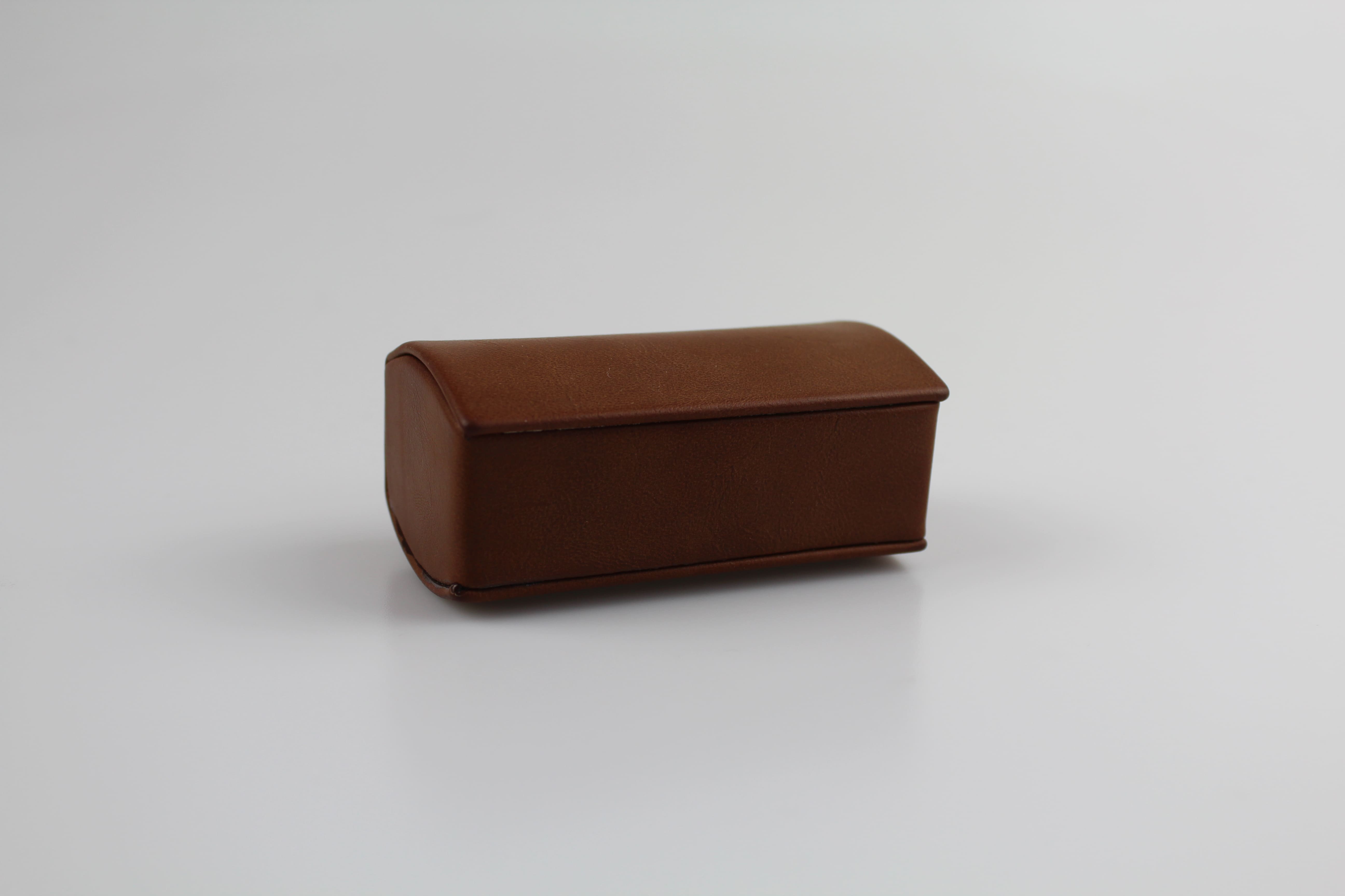 Étui à lunettes rigide en cuir ou similicuir à rabat rectangulaire - fermoir à aimant