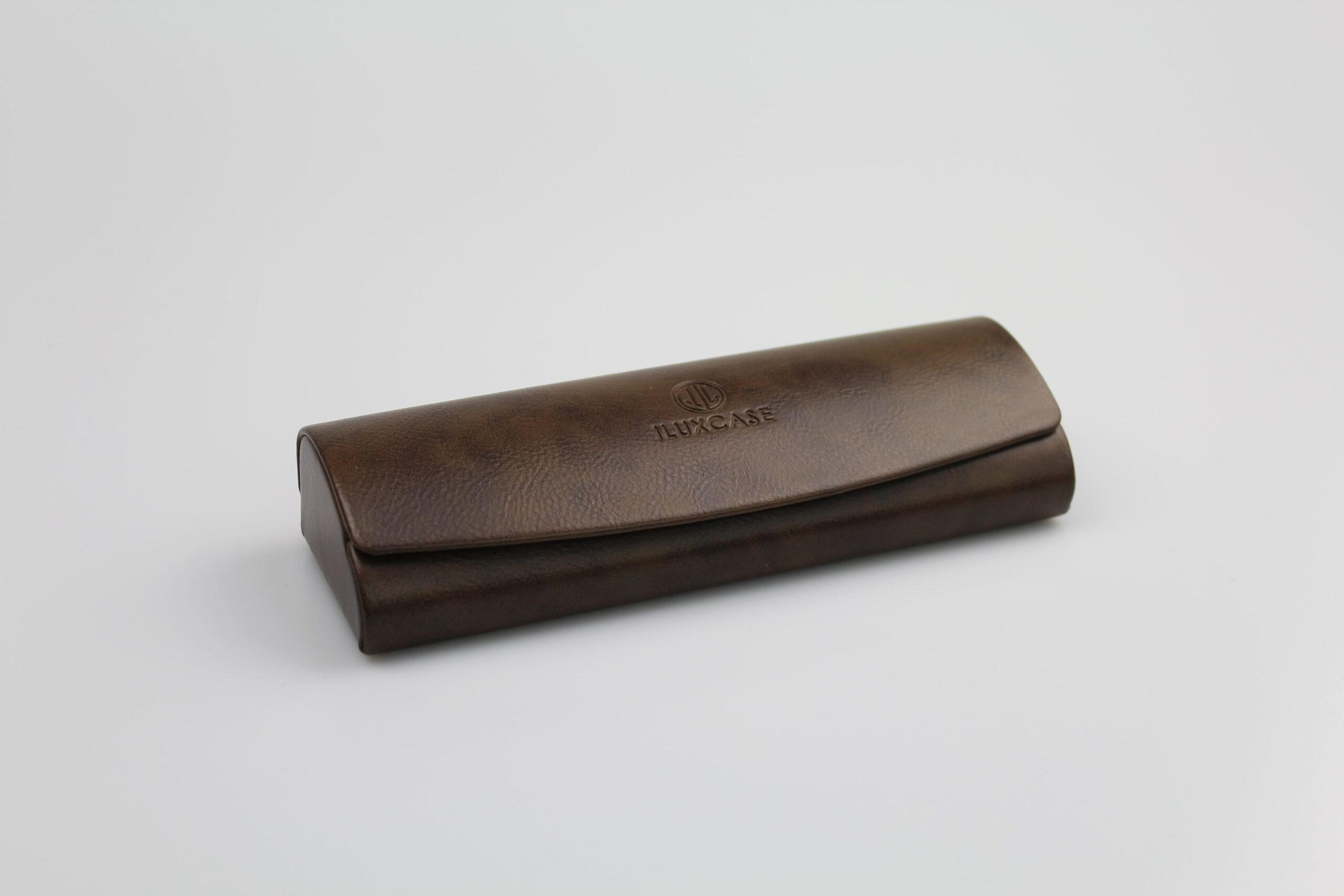 Étui à lunettes rigide en cuir ou en similicuir marron à rabat incurvé - fermoir à aimant