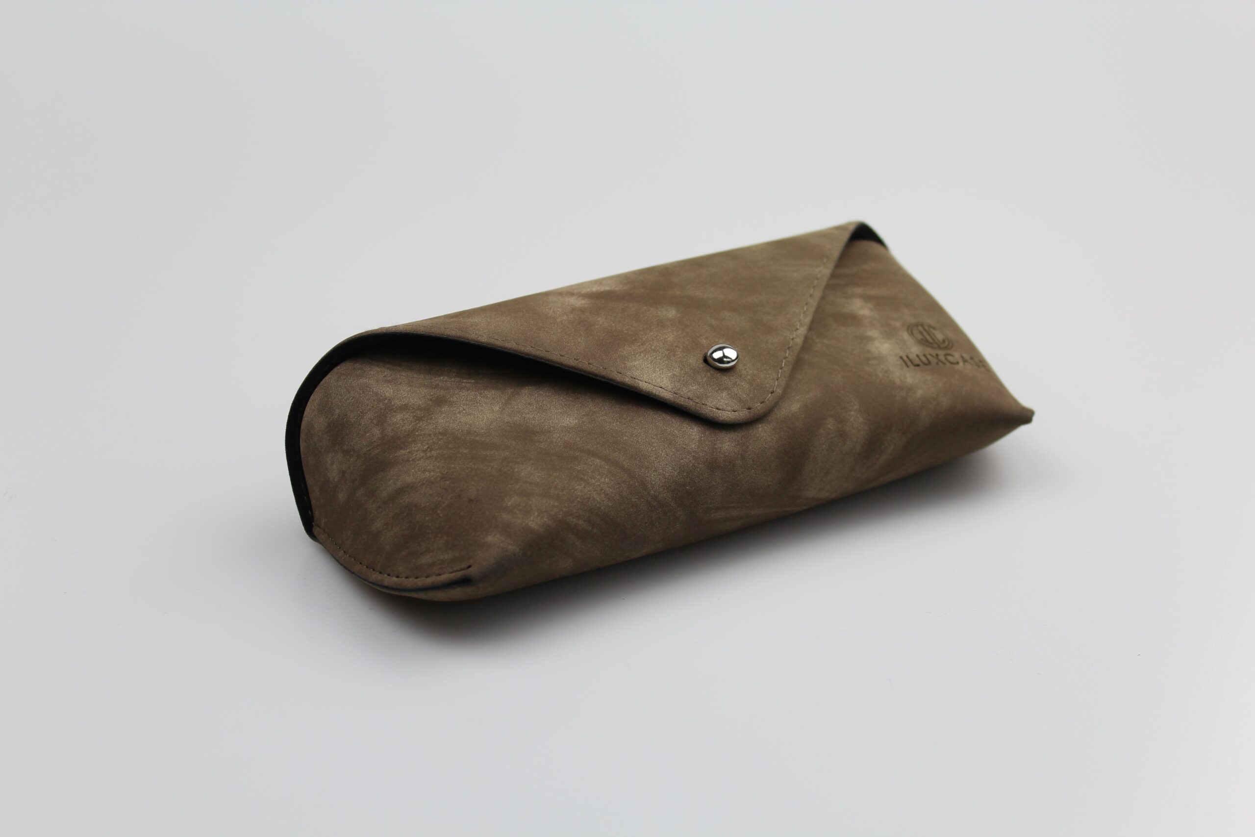 Etui à lunettes semi-rigide en cuir ou similicuir à rabat triangulaire - fermoir à clou