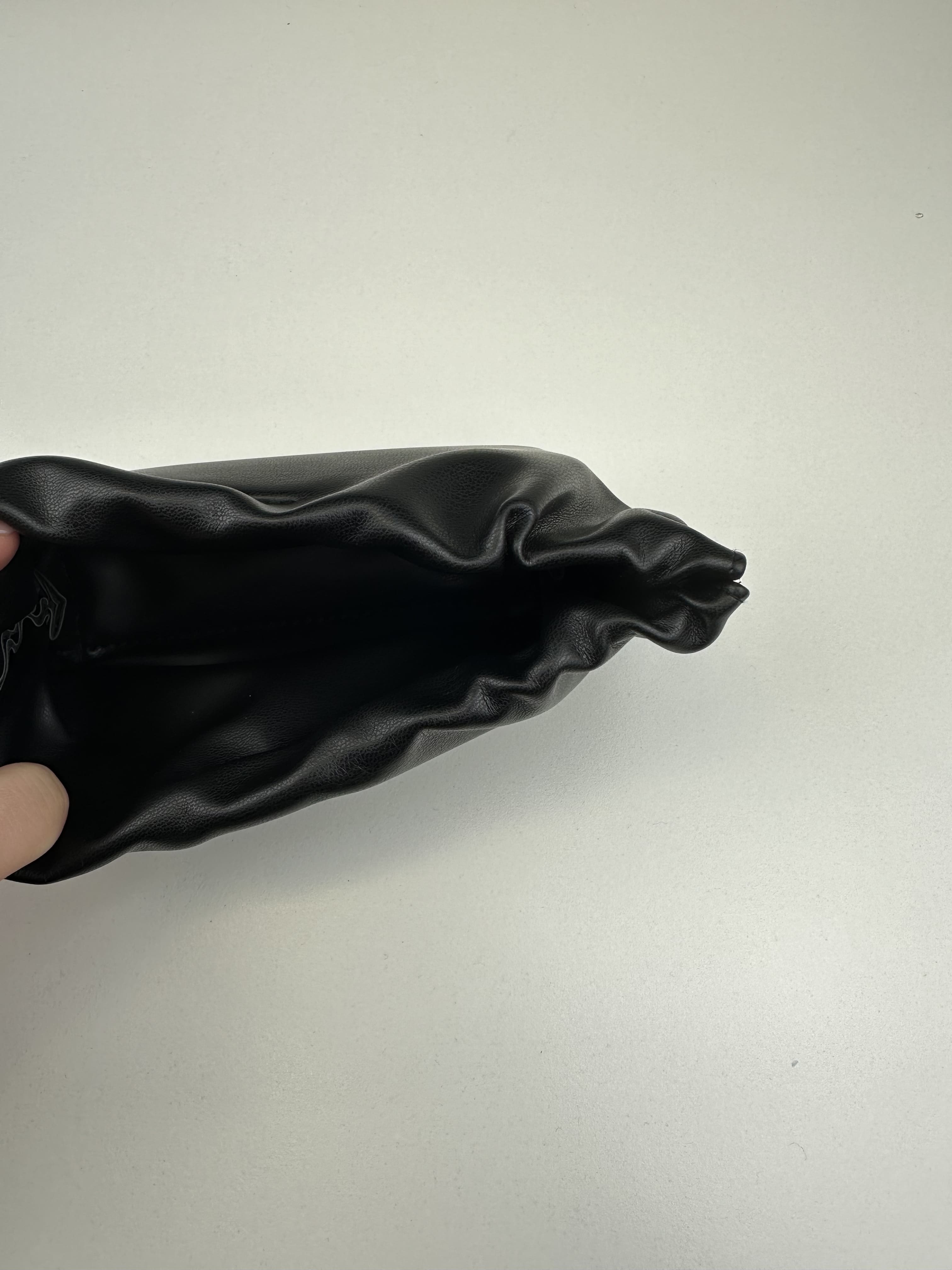 Étui à lunettes rigide de forme pochette verticale en cuir ou similicuir à rabat à aimant