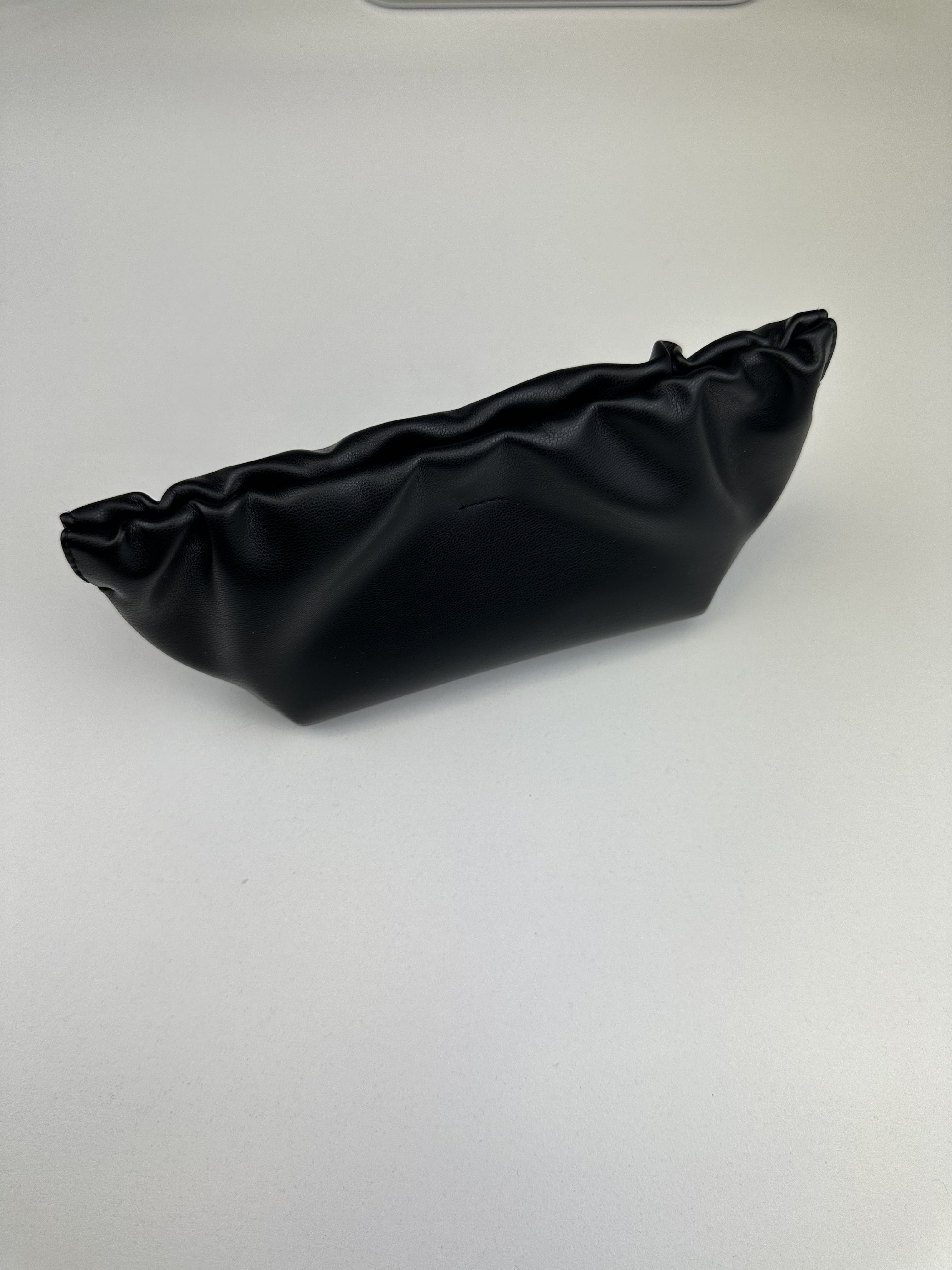 Étui à lunettes rigide de forme pochette verticale en cuir ou similicuir à rabat à aimant