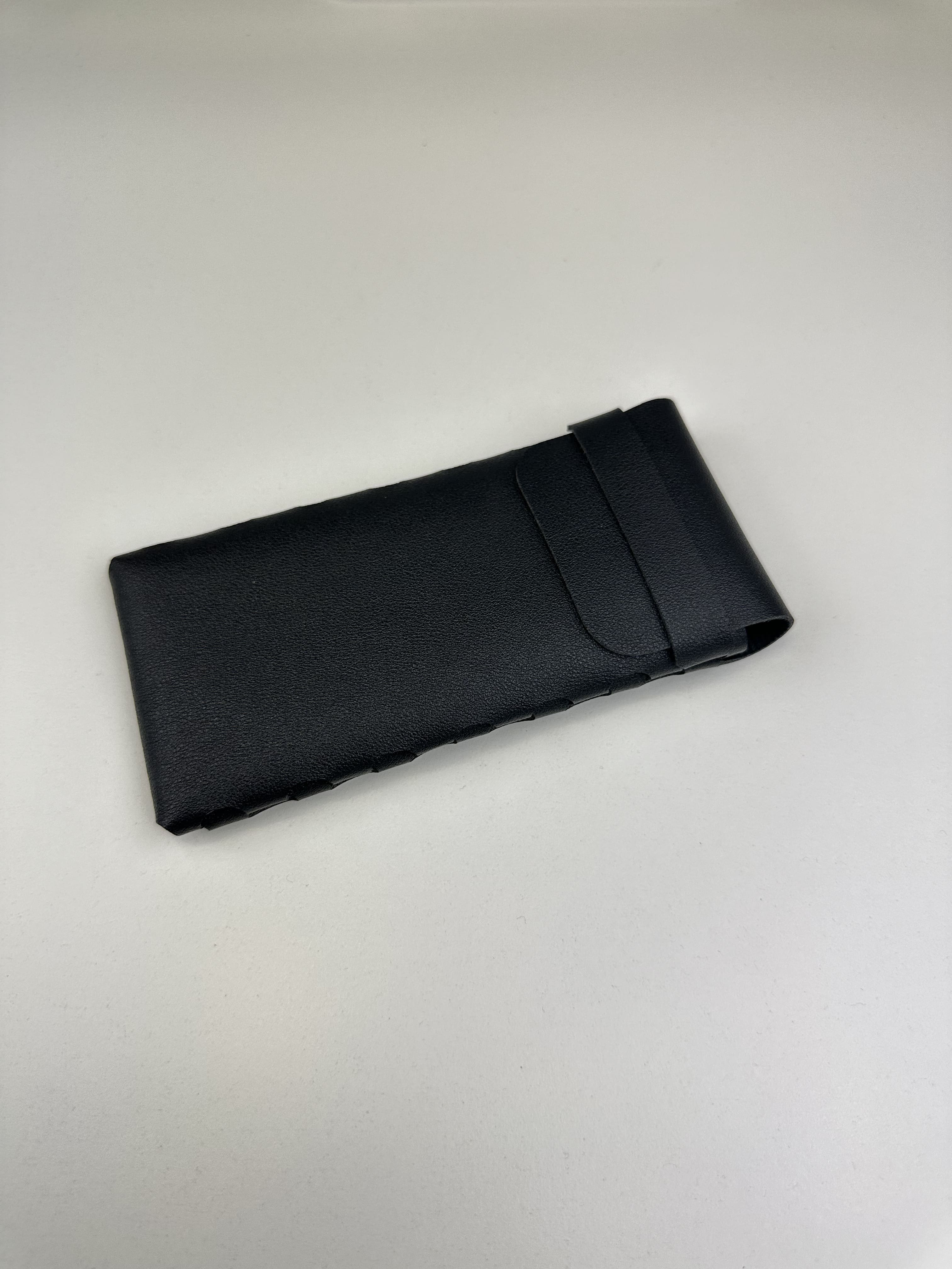 Etui à lunettes semi-rigide en cuir ou similicuir avec rabat - fermoir à lanière