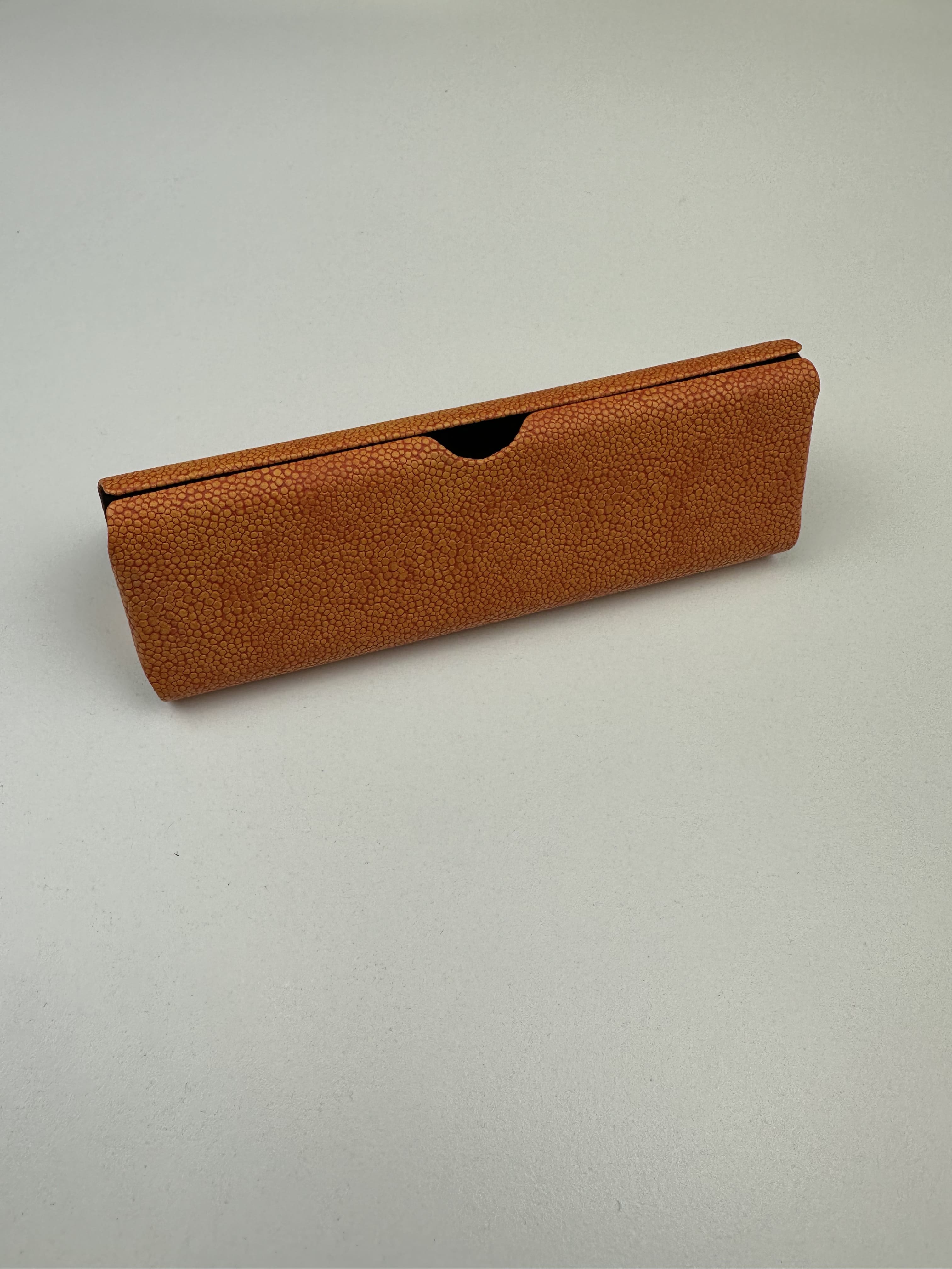Étui à lunettes rigide de forme pochette verticale (large) en cuir ou similicuir à rabat à aimant