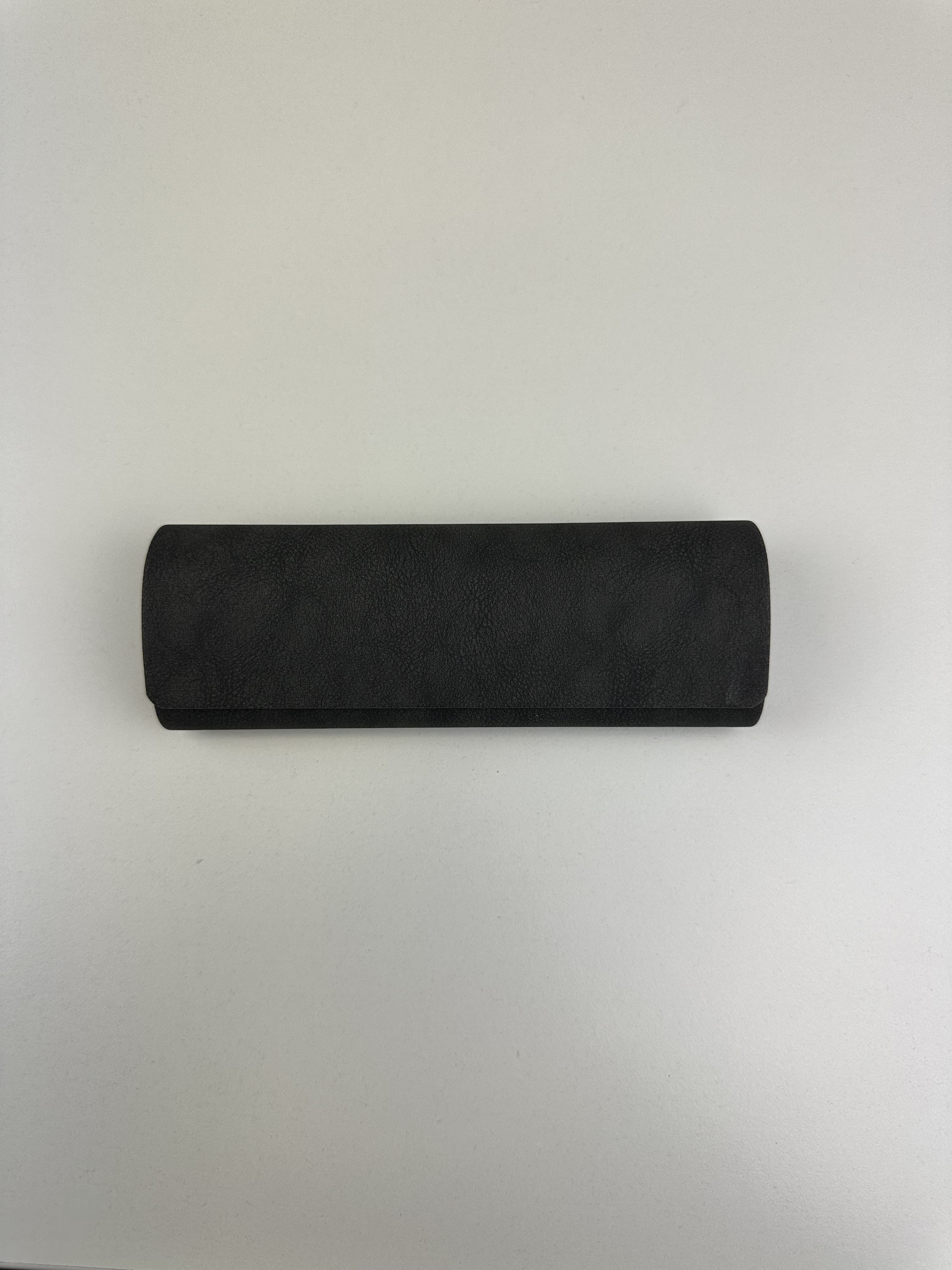 Étui à lunettes rigide en cuir ou similicuir grainé noir à rabat incurvé - fermoir à aimant