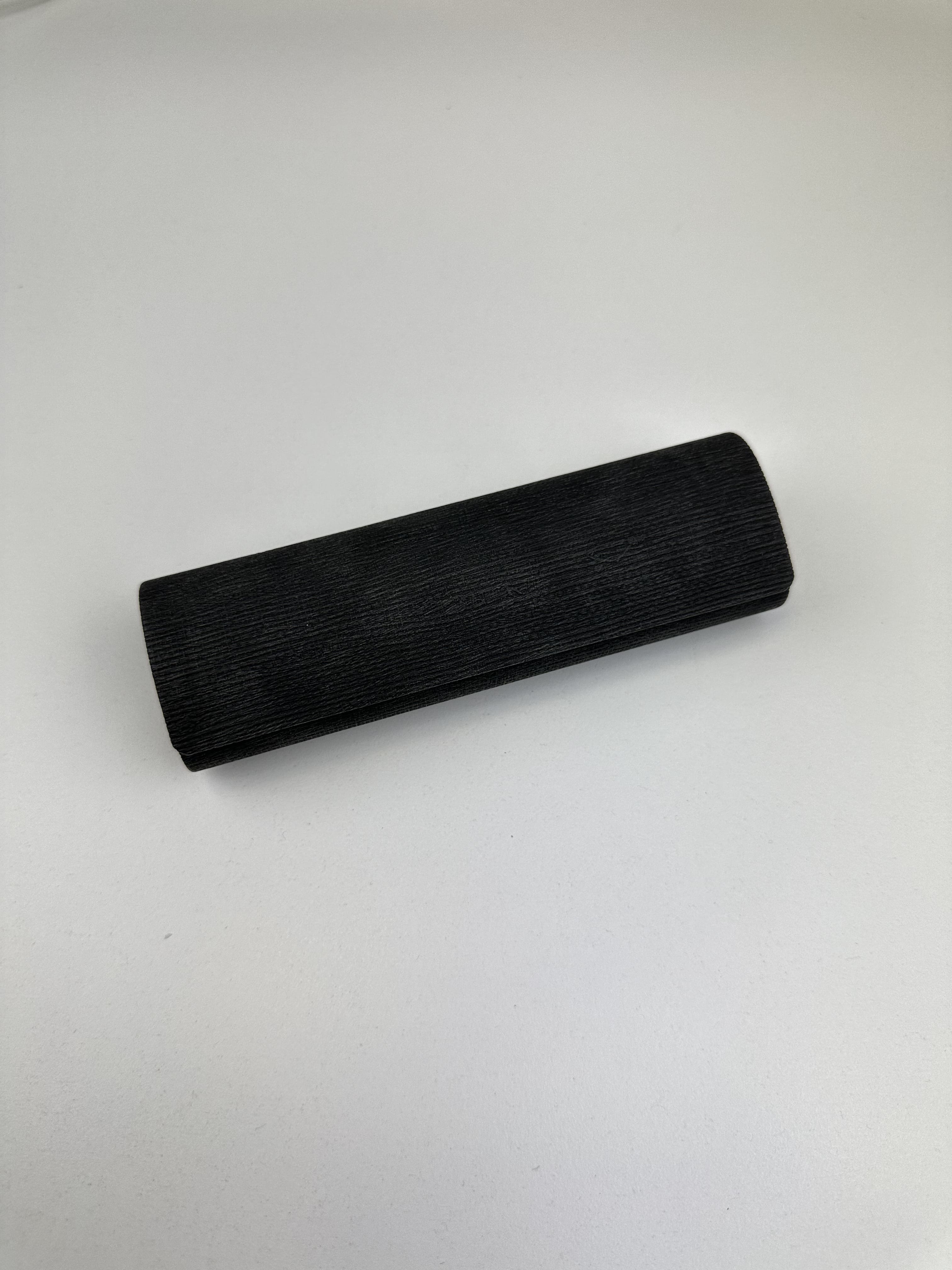 Étui à lunettes rigide en cuir ou similicuir grainé noir à rabat incurvé - fermoir à aimant