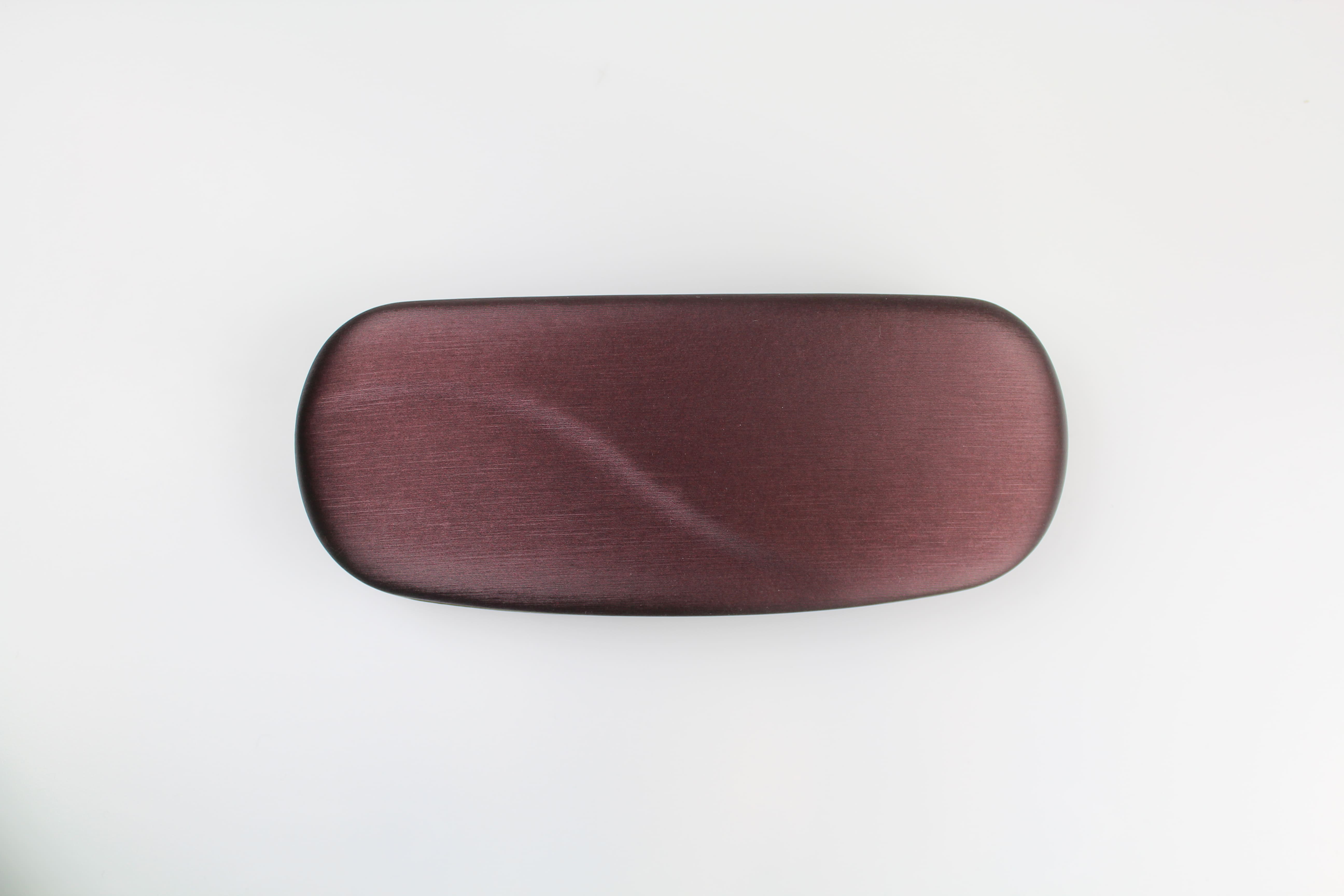 Étui à lunettes rigide en métal de forme ovale peu profonde et bombée- fermoir à charnière – Image 4