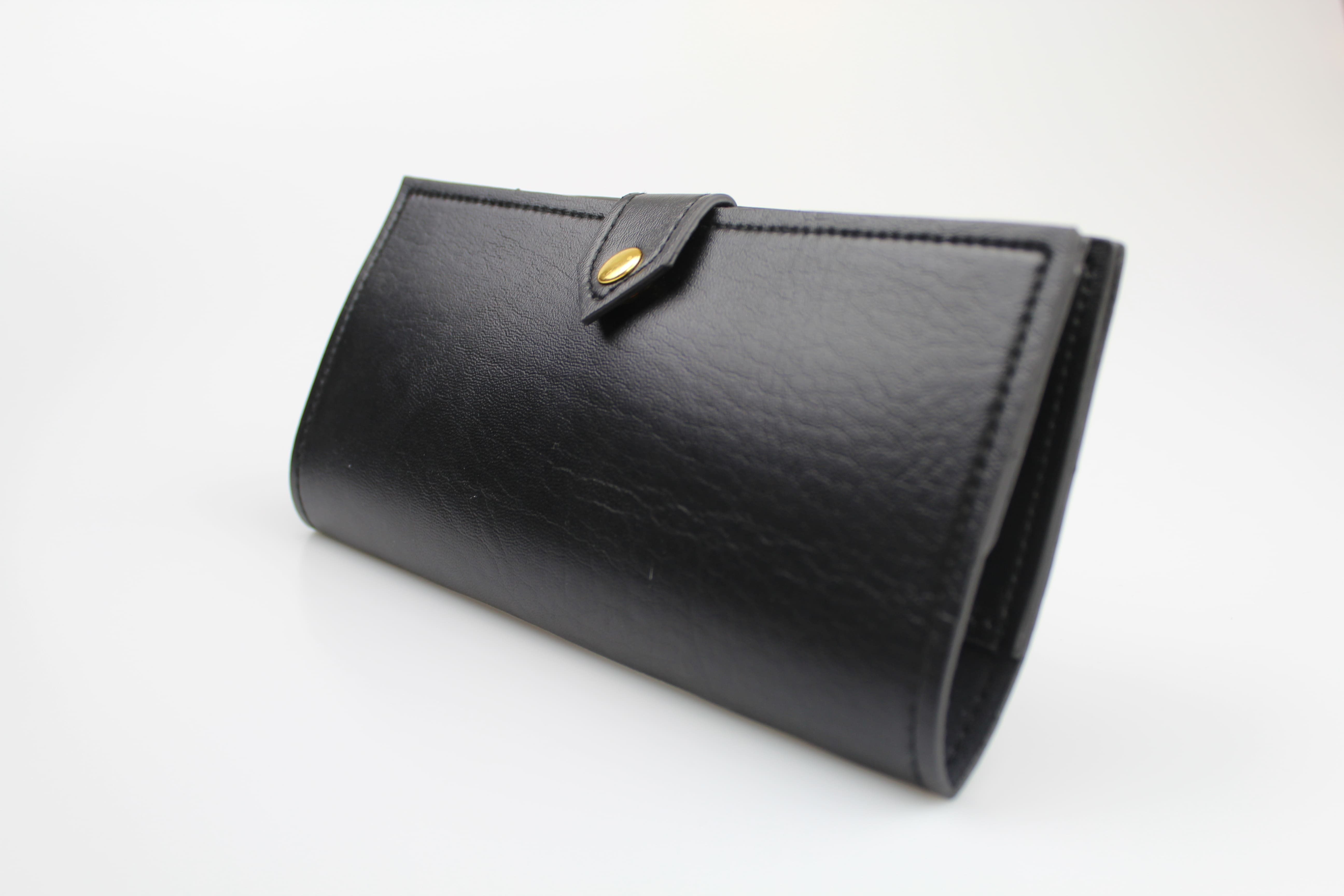 Étui à lunettes rigide de forme pochette verticale en cuir ou similicuir à rabat à pression