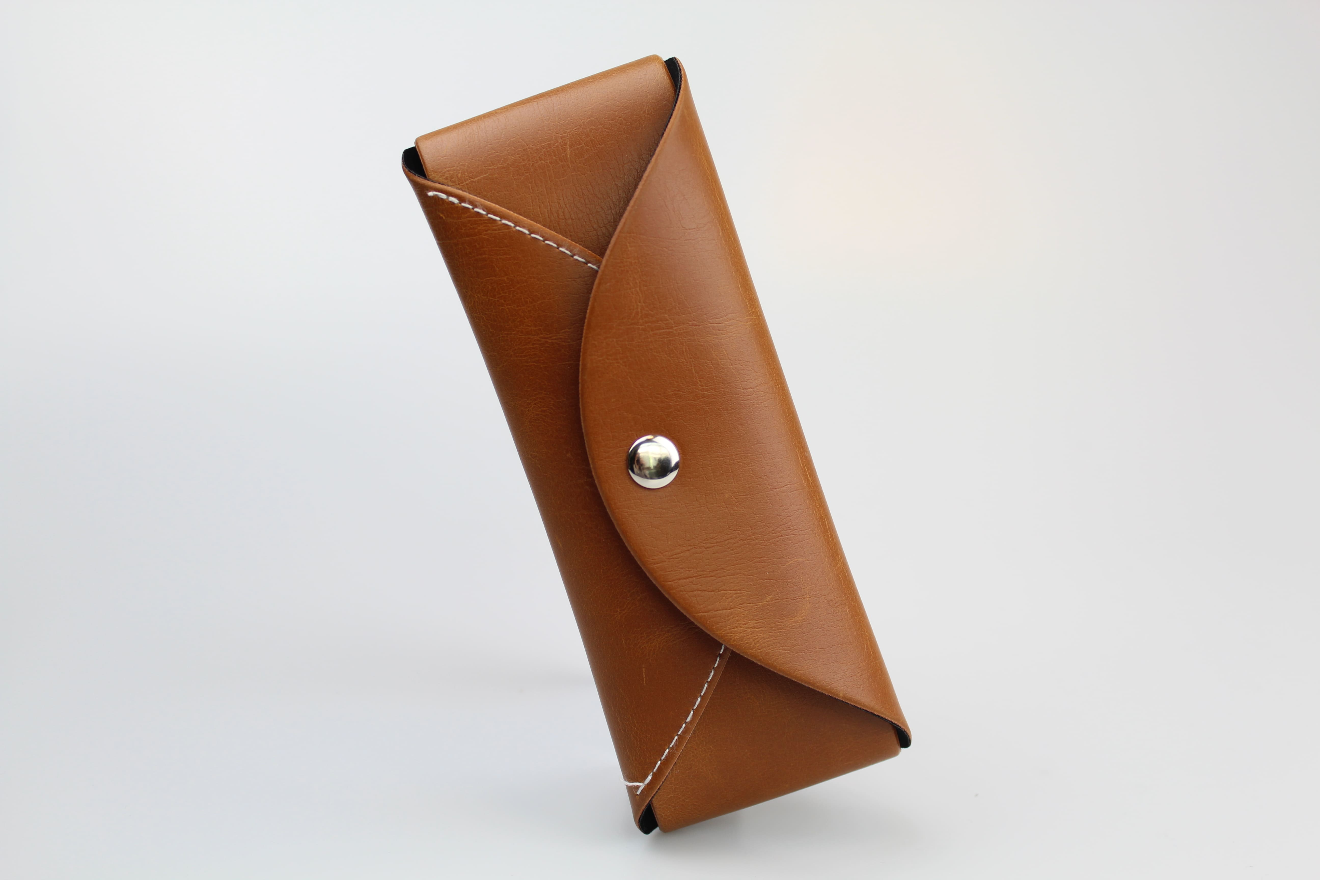 Etui à lunettes semi rigide à rabat arrondi en en cuir ou simili cuir marron - fermoir à bouton pression