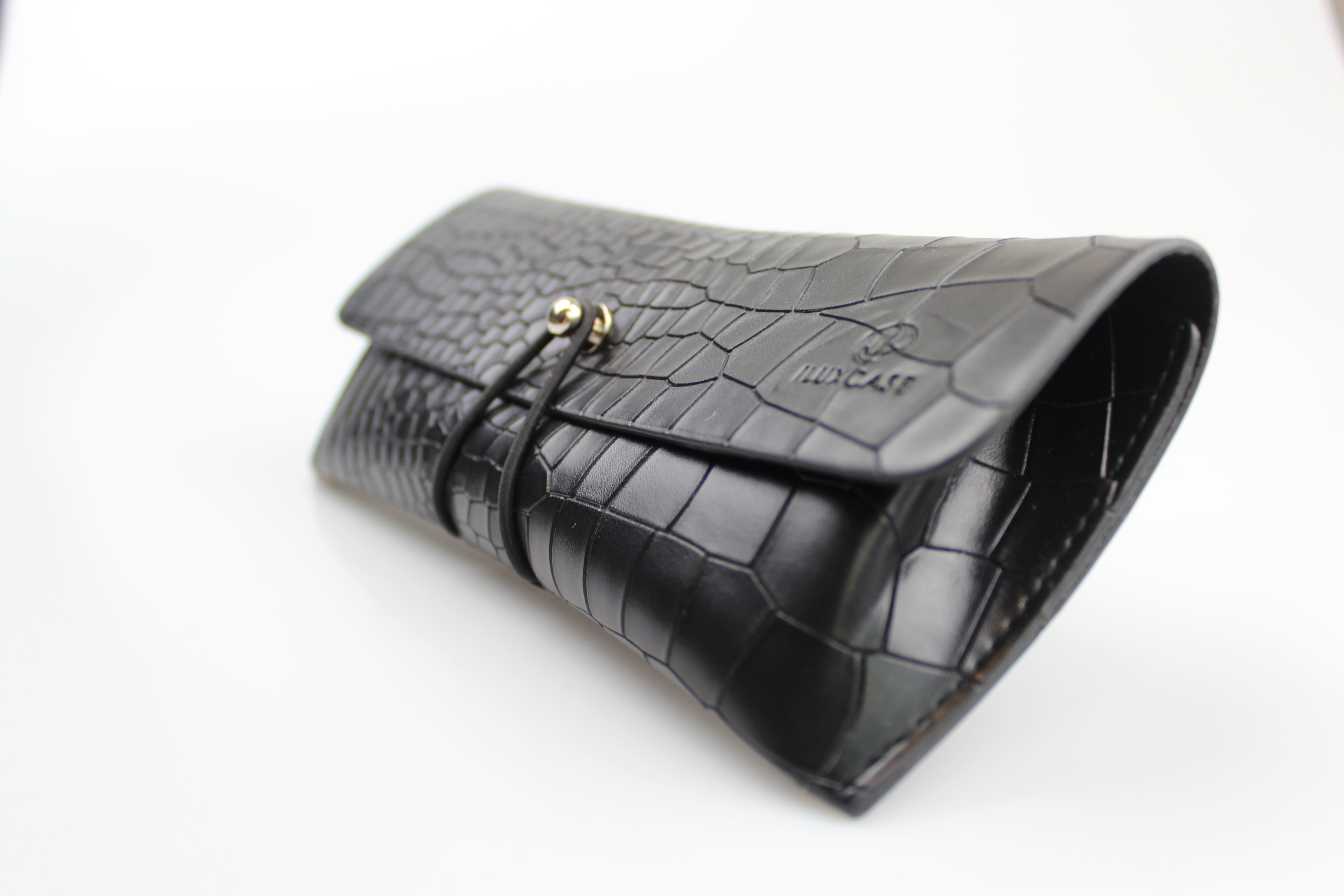 Etui à lunettes souple en cuir ou similicuir à rabat rectangulaire - fermoir à clou et élastique