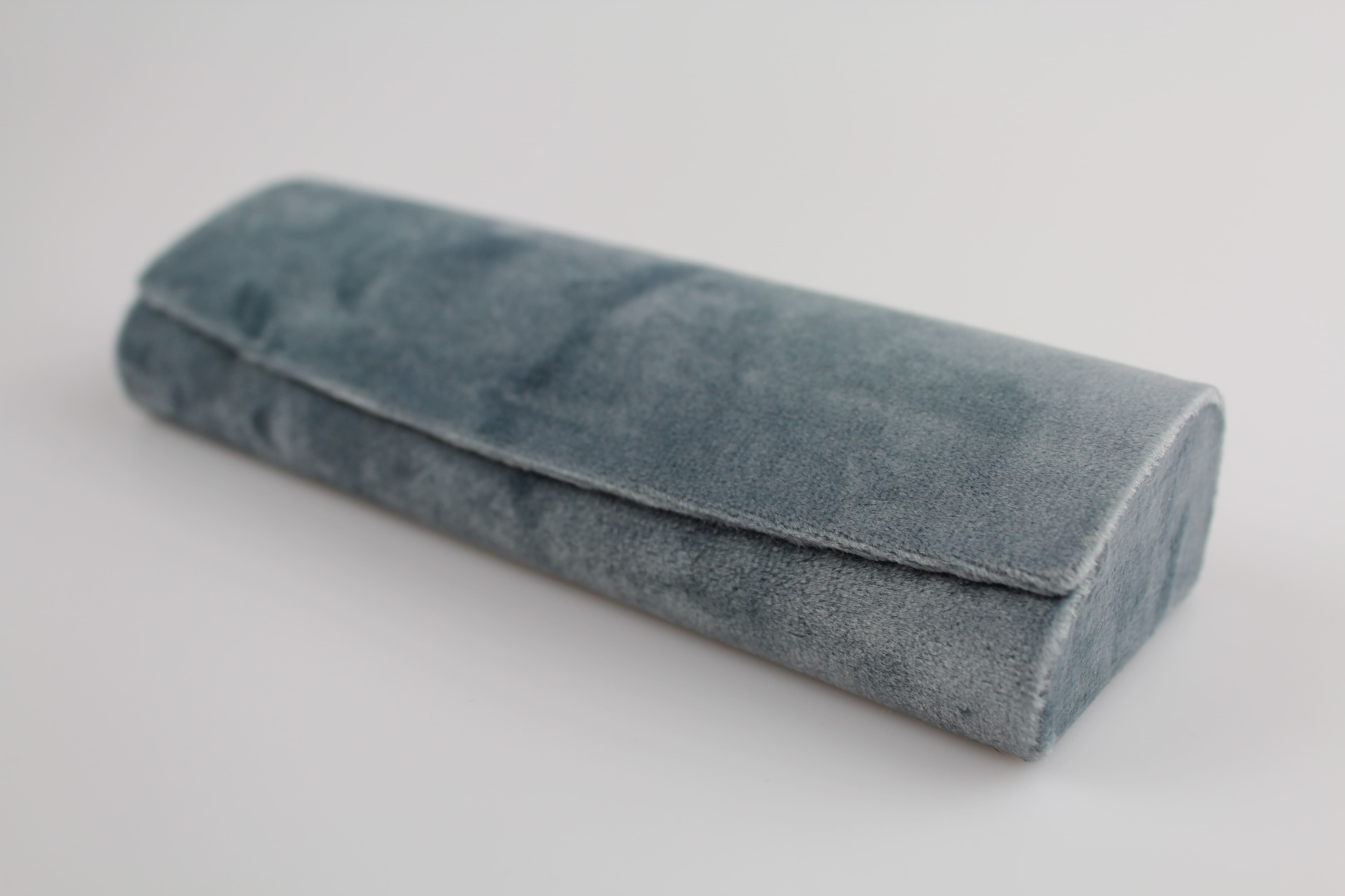 Étui à lunettes rigide en velours gris bleu à rabat incurvé arrondi - fermoir à aimant