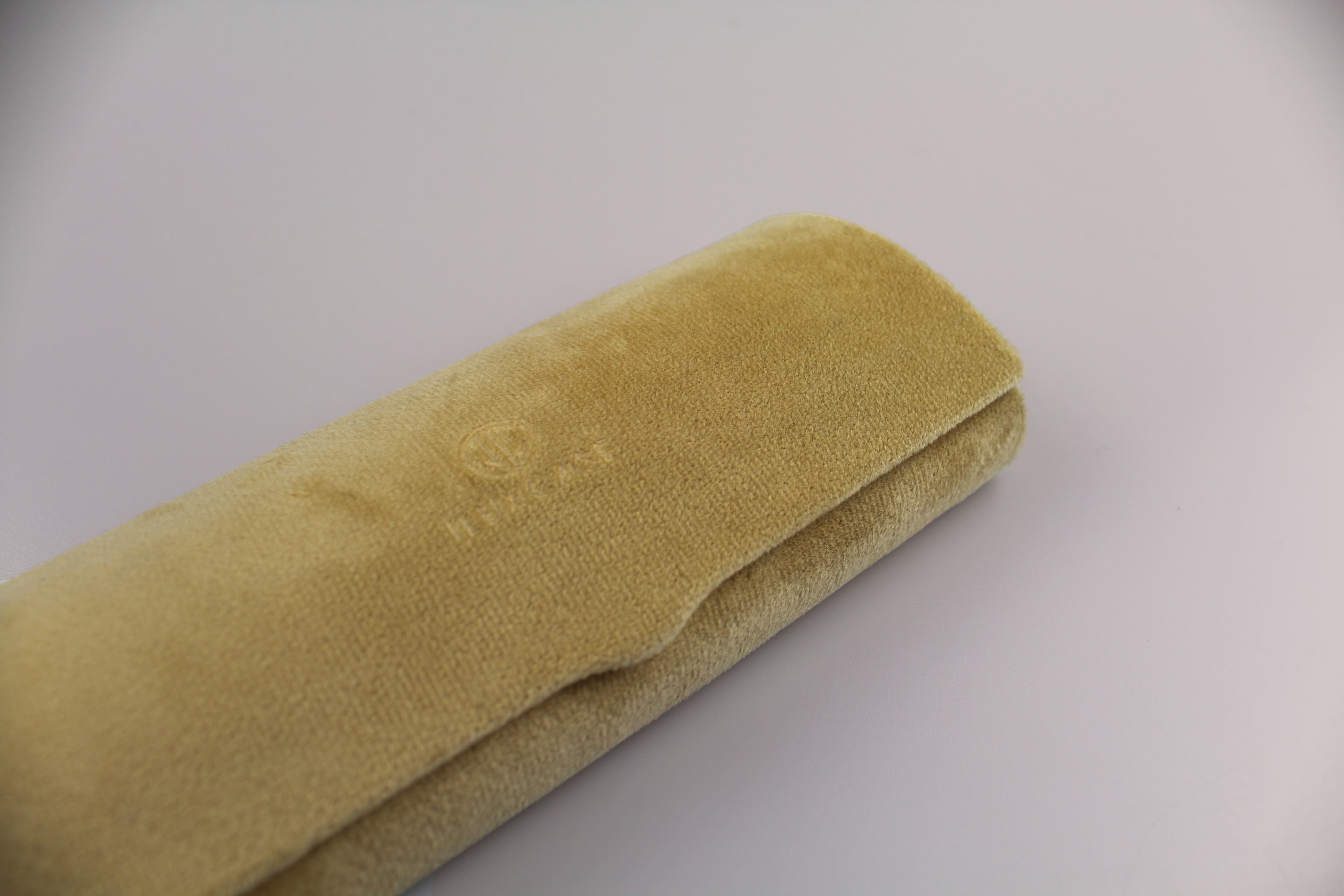 Étui à lunettes rigide en velours paille à rabat incurvé arrondi - fermoir à aimant