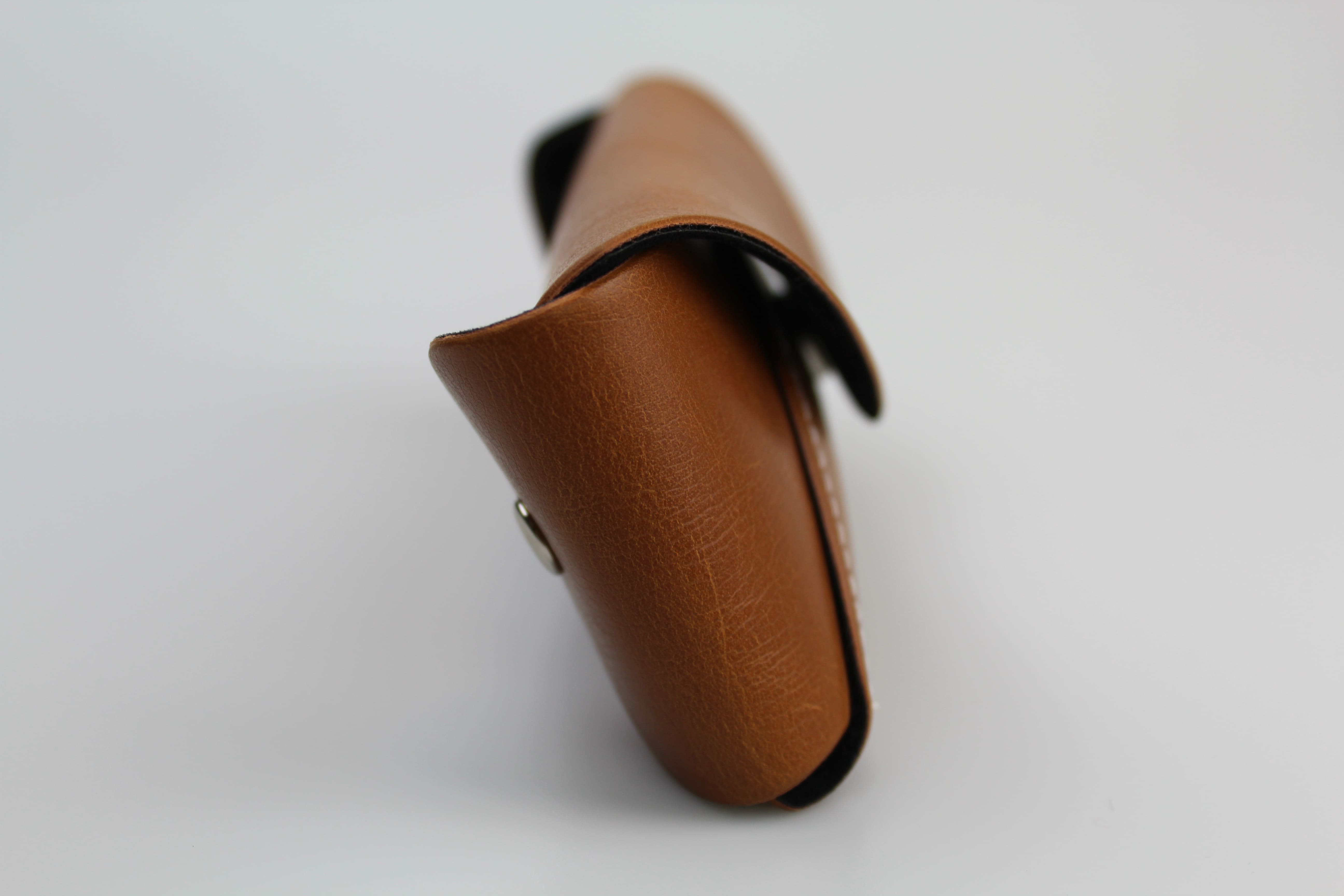 Etui à lunettes semi rigide à rabat arrondi en en cuir ou simili cuir marron - fermoir à bouton pression