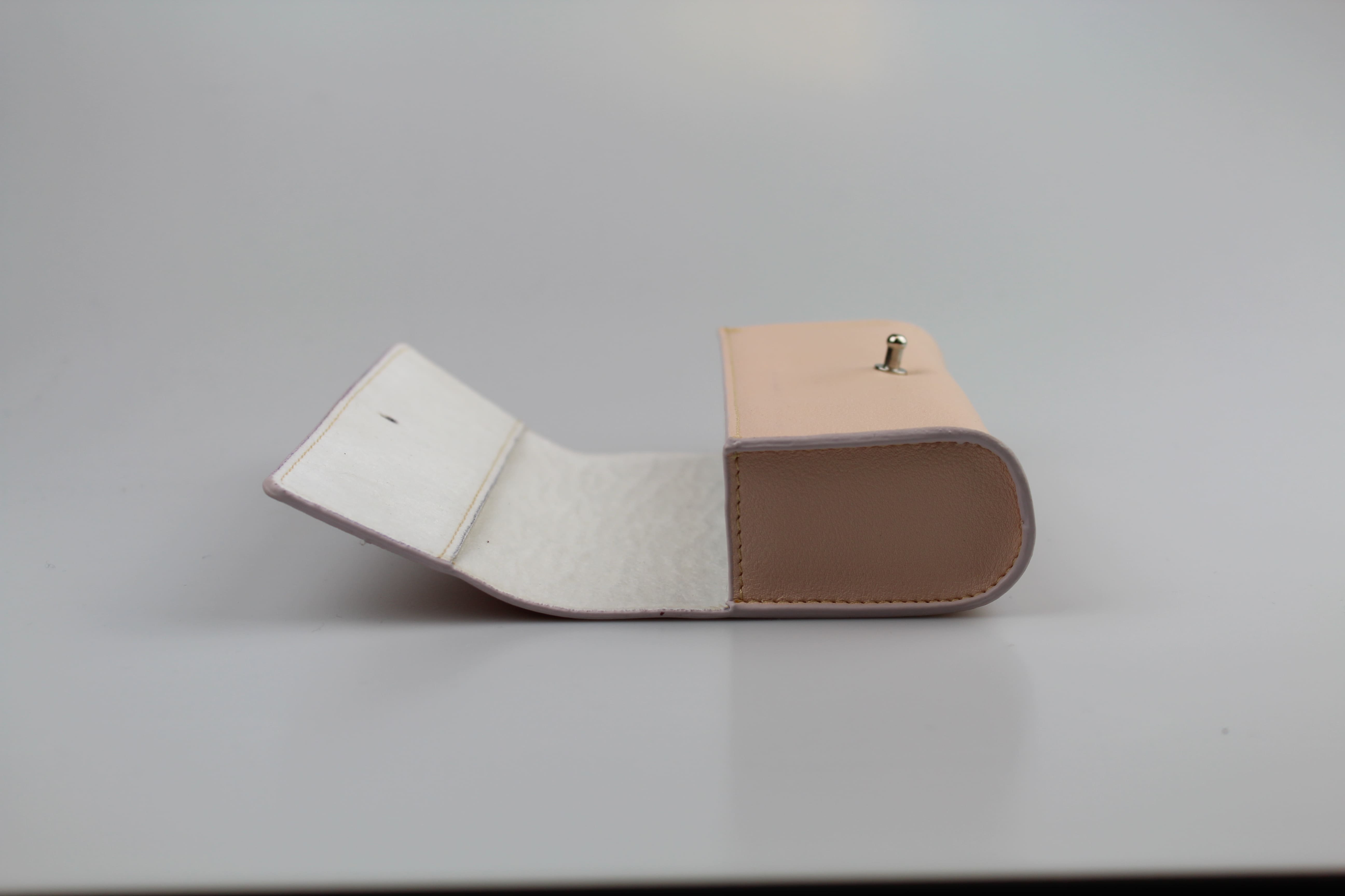 Etui à lunettes souple en cuir ou similicuir saumon à rabat rectangulaire - fermoir à clou