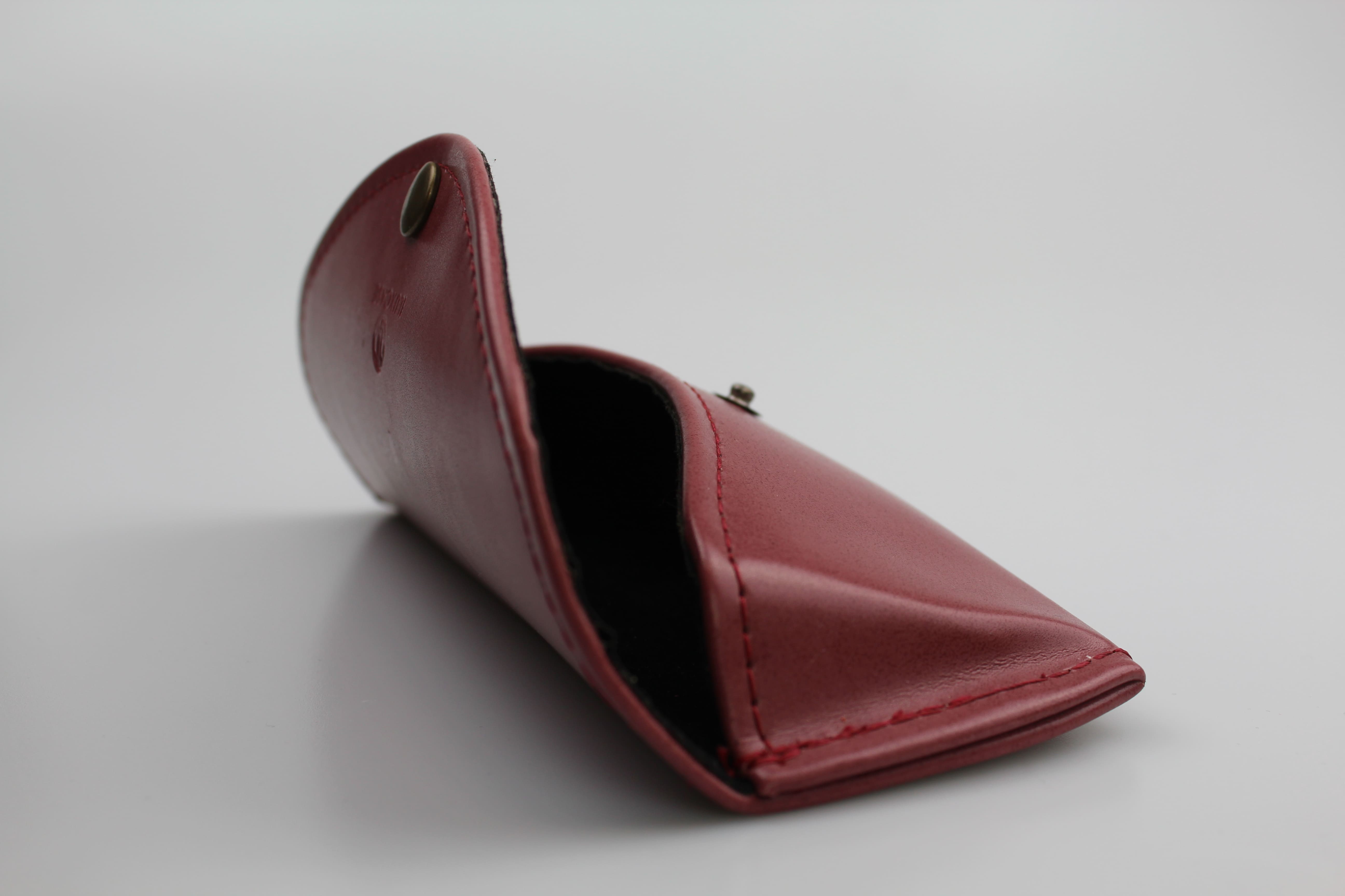 Etui à lunettes semi-rigide en cuir ou similicuir camel - fermeture avec bouton pression