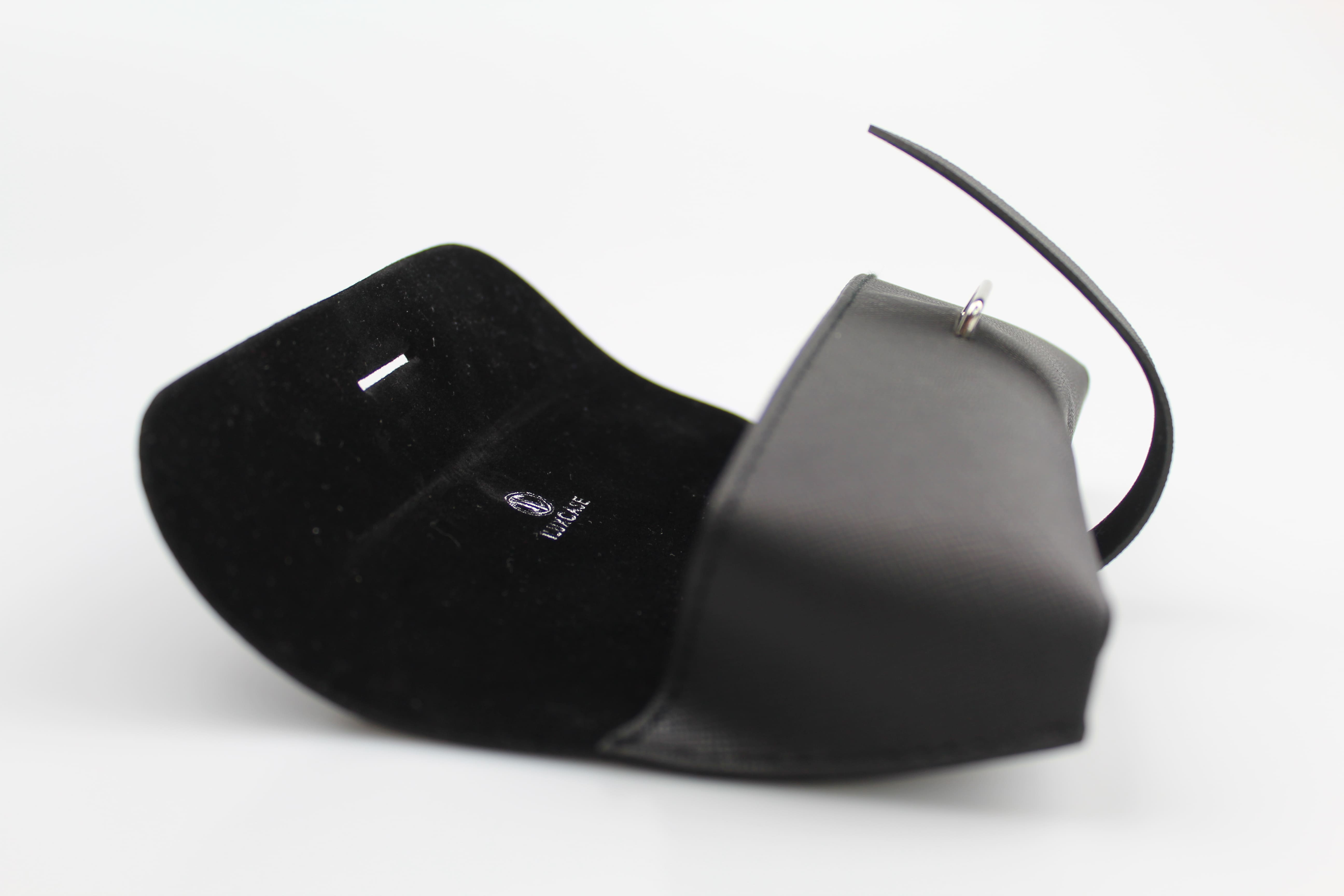 Etui à lunettes semi-rigide en cuir ou similicuir noir - fermeture languette