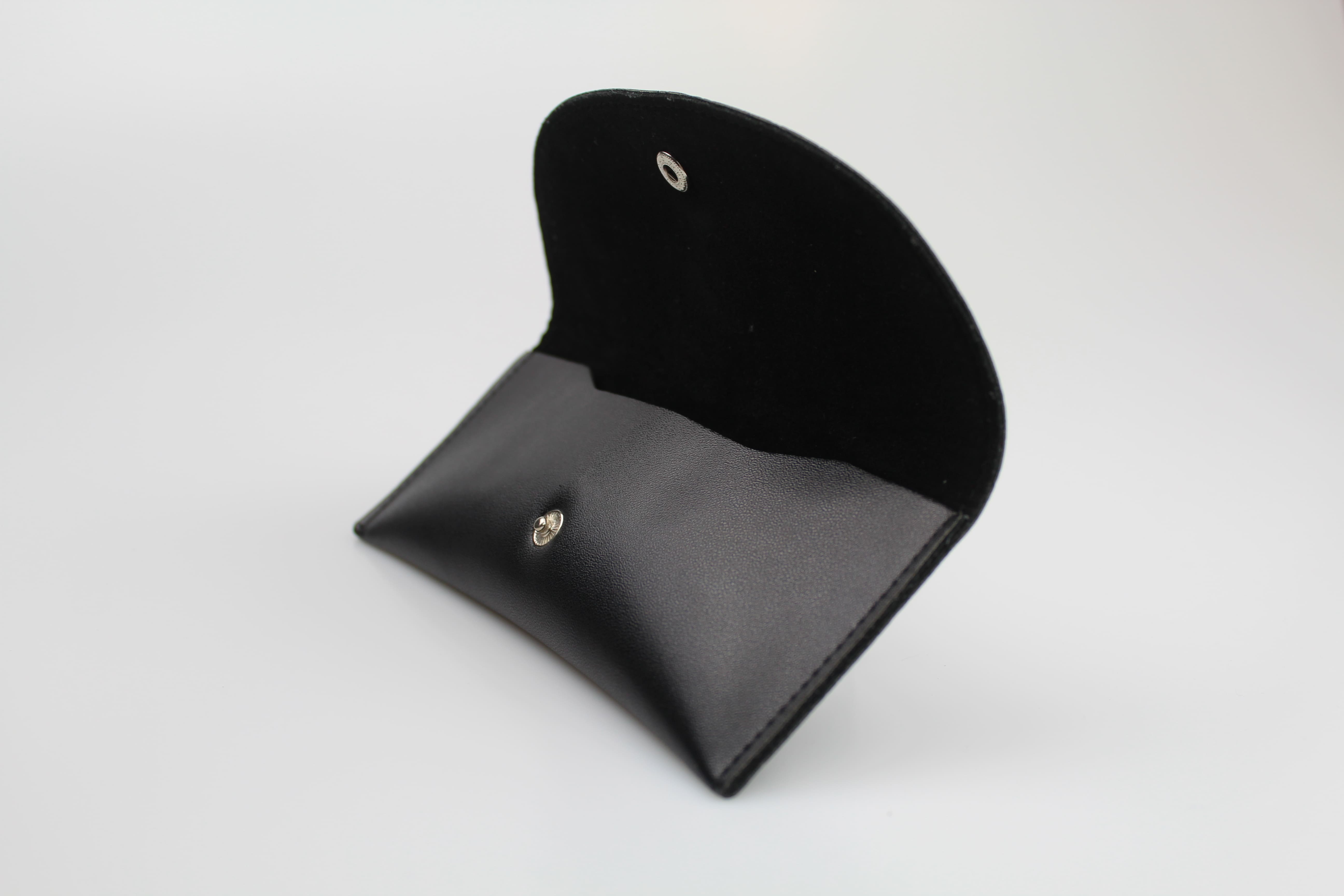Étui à lunettes rigide de forme pochette verticale en cuir ou similicuir à rabat à pression