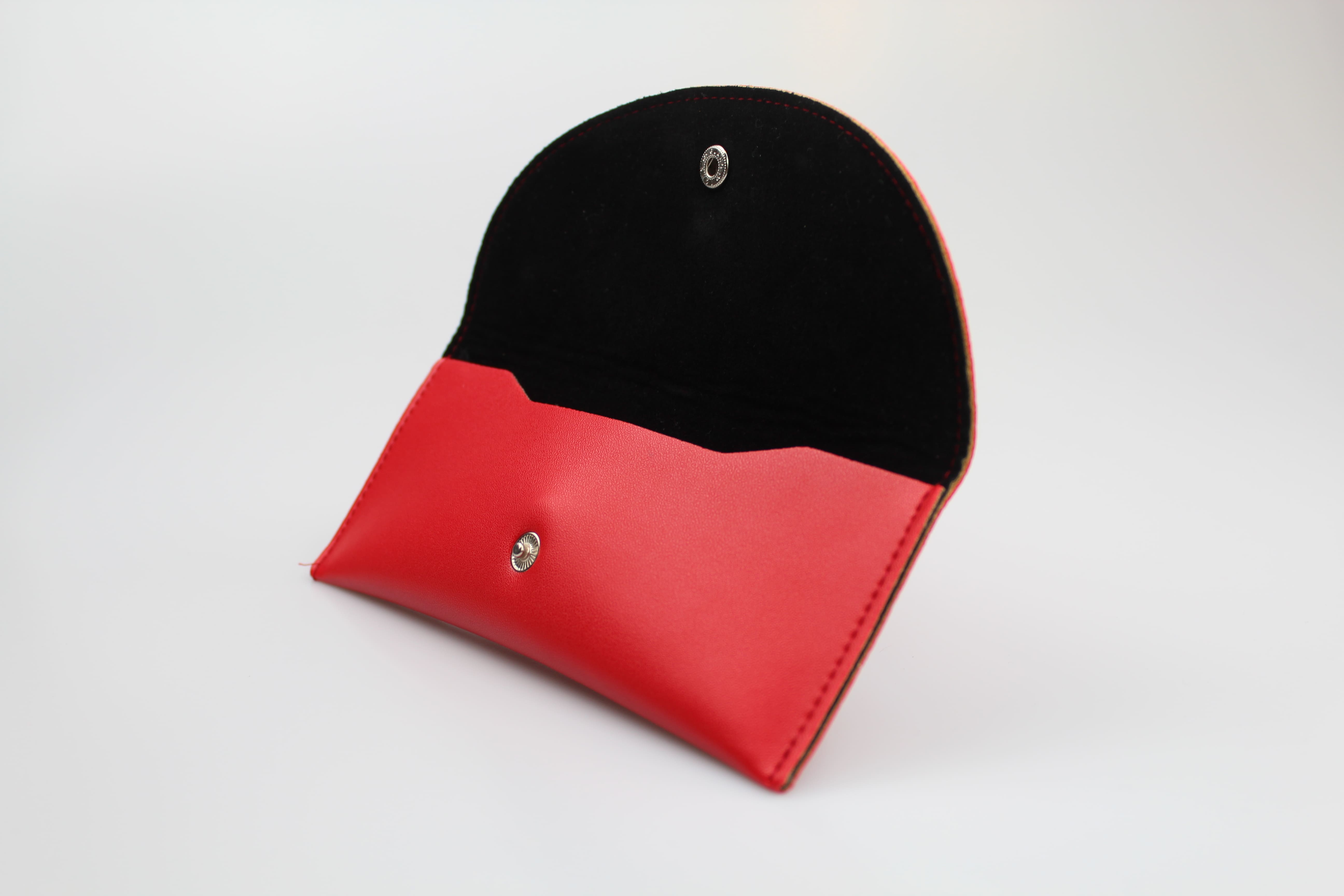 Étui à lunettes rigide de forme pochette verticale en cuir ou similicuir à rabat à pression