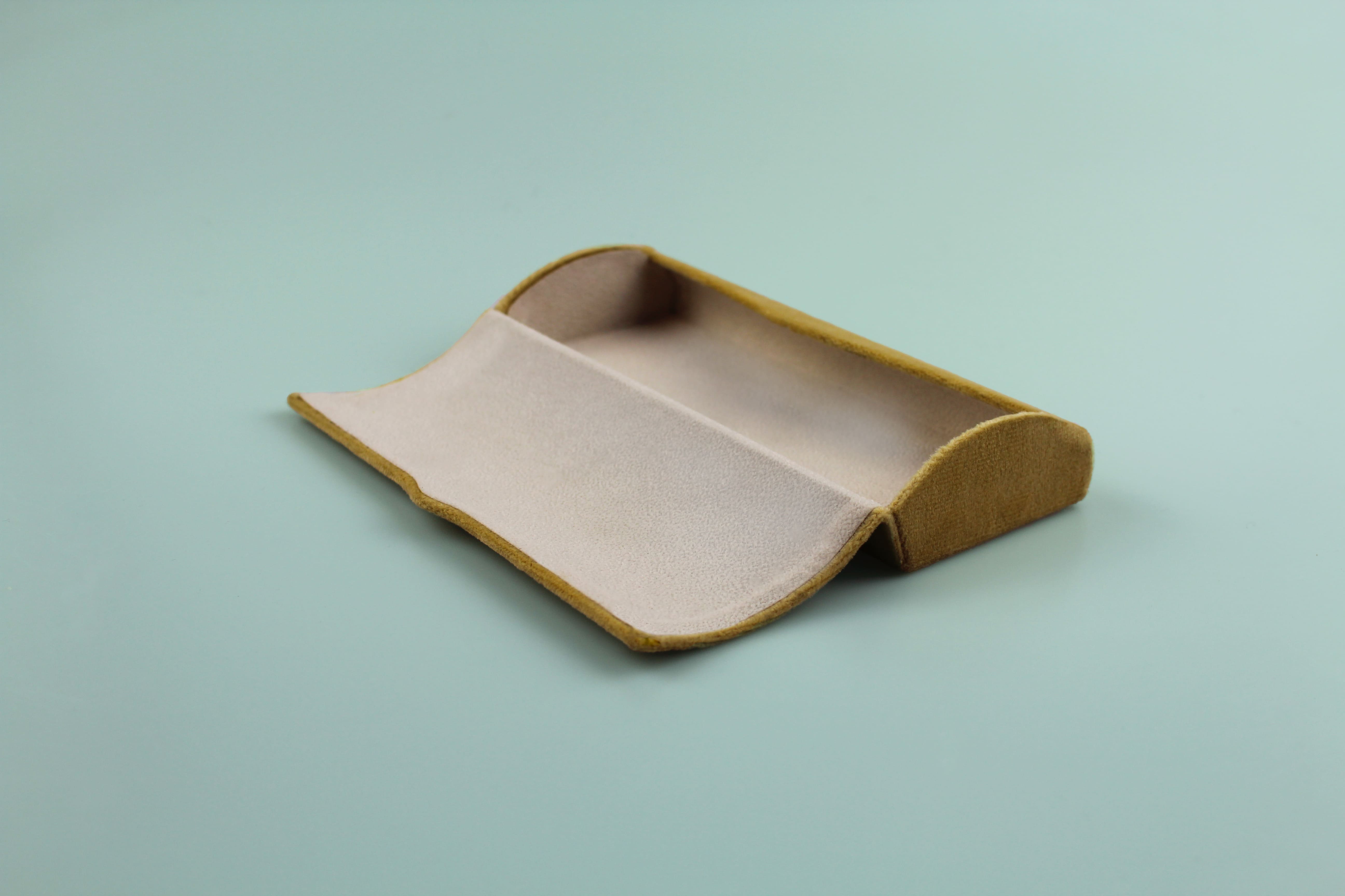 Étui à lunettes rigide en velours paille à rabat incurvé arrondi - fermoir à aimant