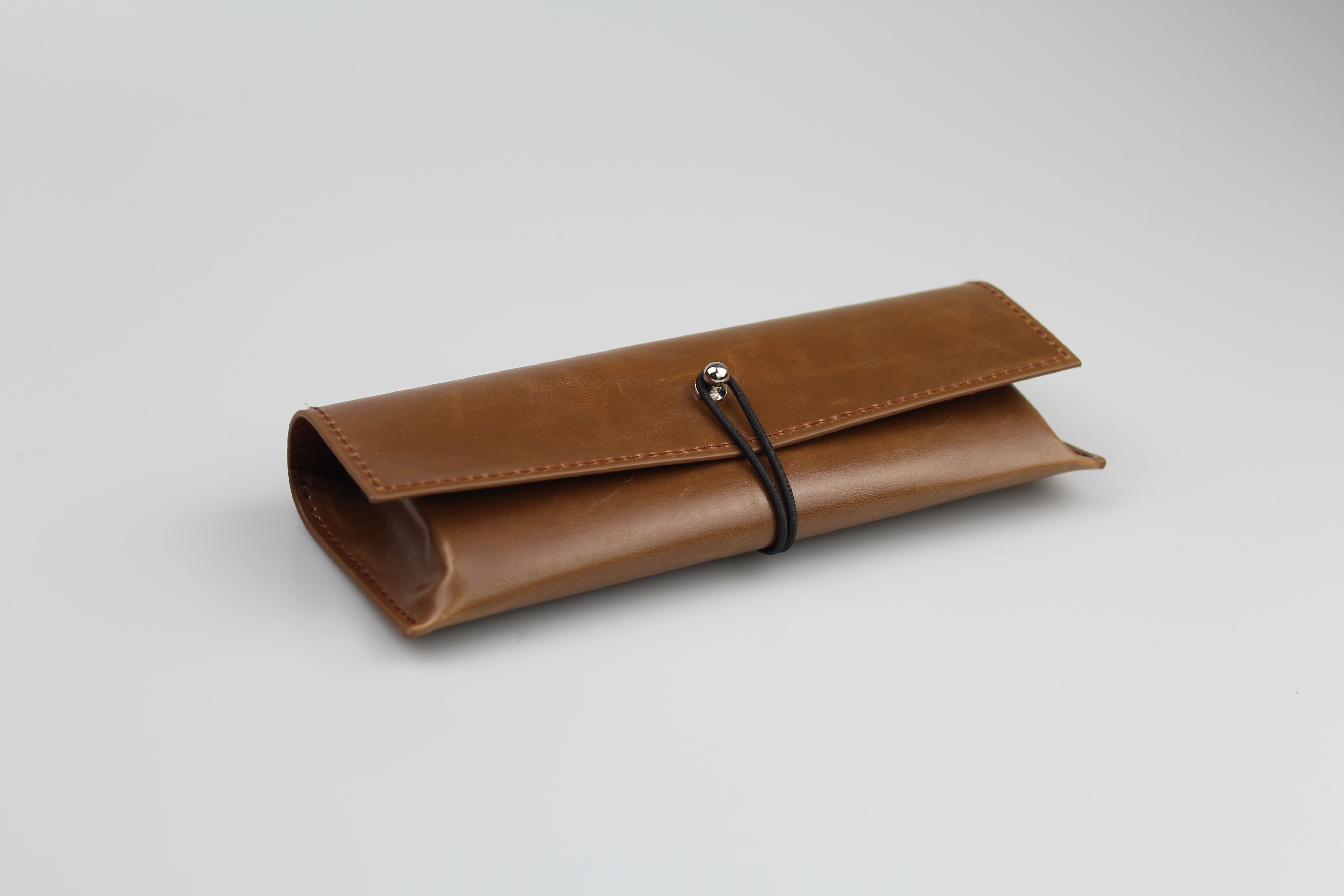 Etui à lunettes souple en simili cuir marron - fermeture avec bouton et élastique