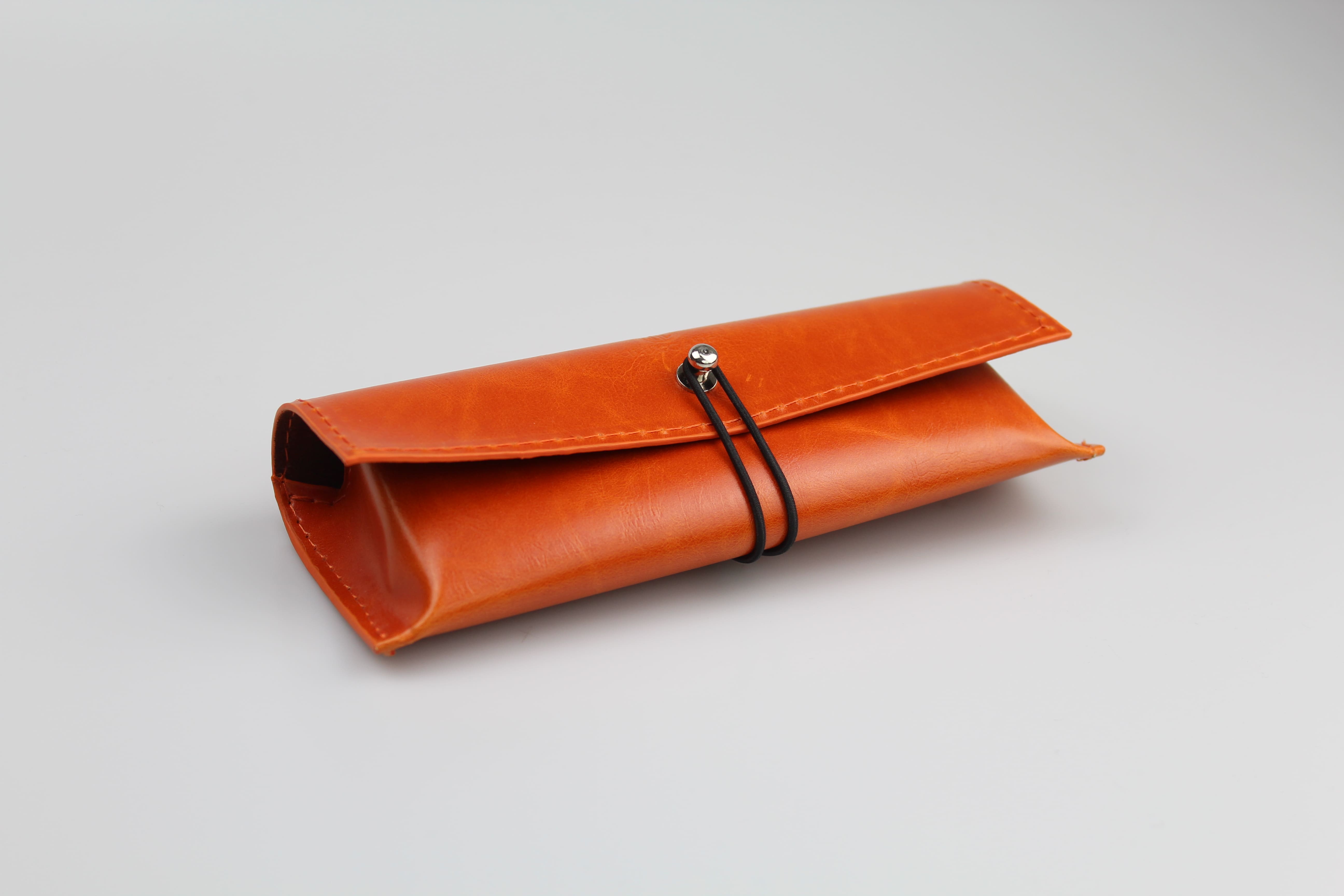 Etui à lunettes souple en simili cuir orange - fermeture avec bouton et élastique