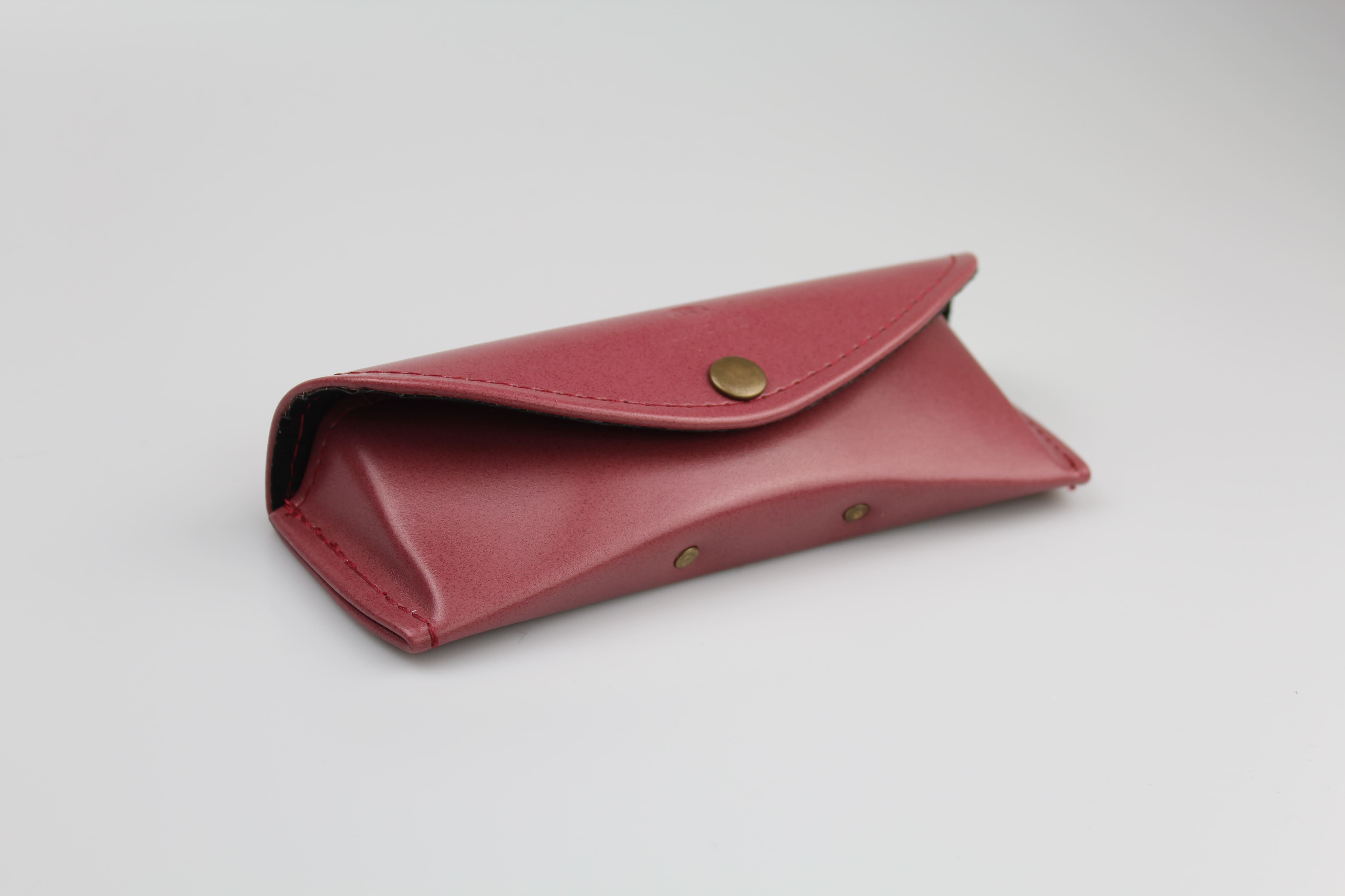 Etui à lunettes semi-rigide en cuir ou similicuir camel - fermeture avec bouton pression