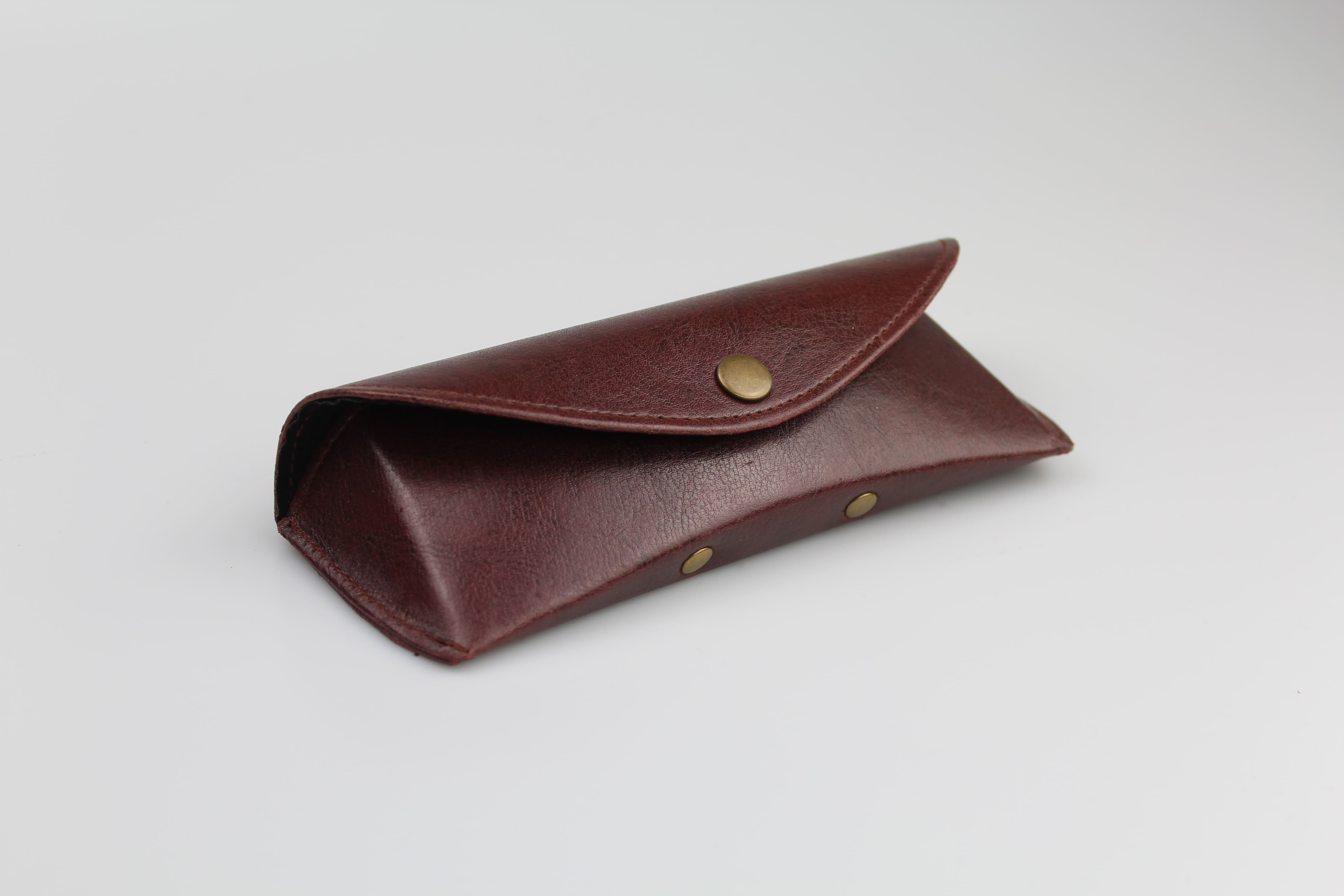 Etui à lunettes souple en cuir ou similicuir bordeaux - fermeture avec bouton pression