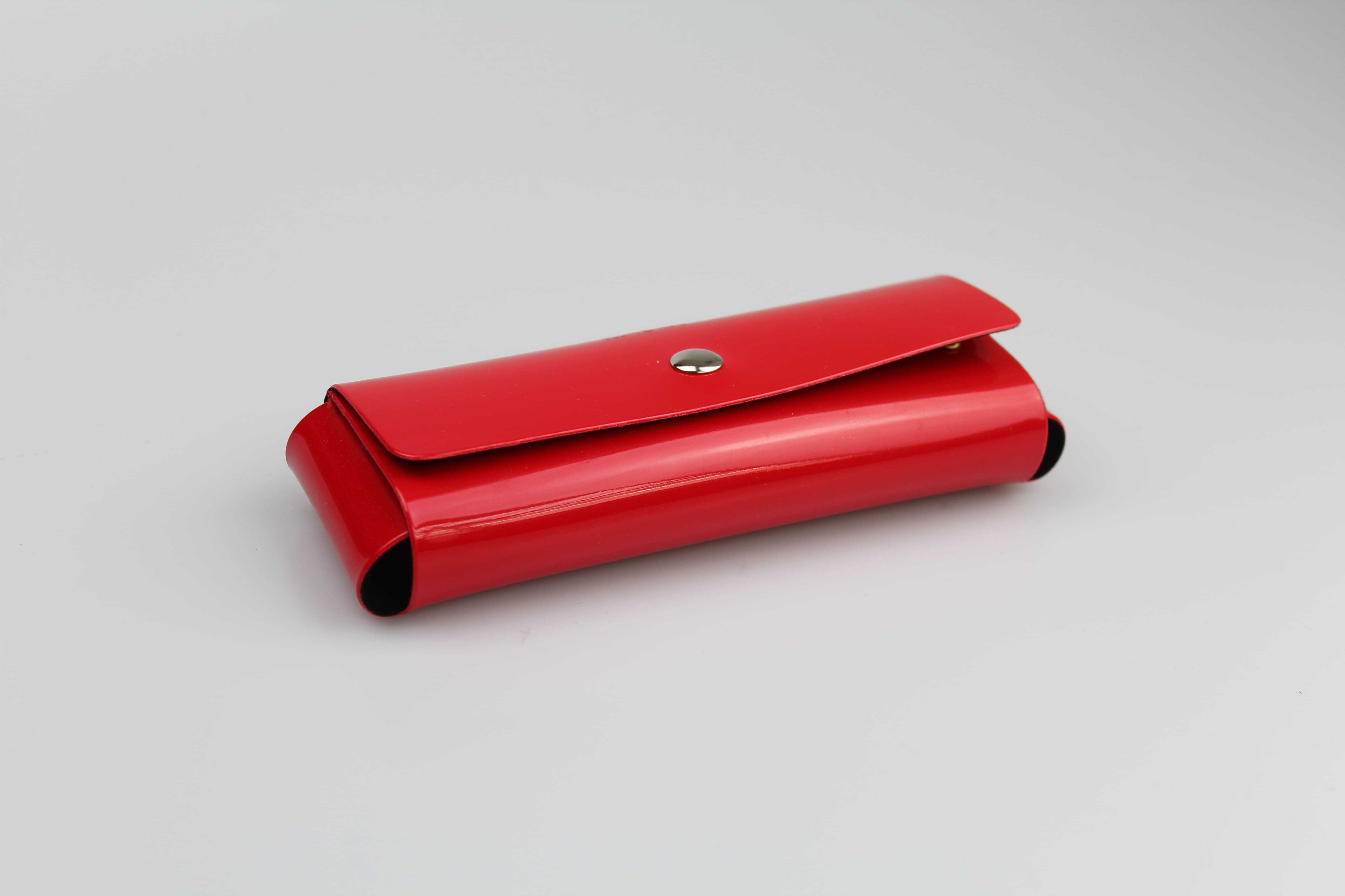 Etui à lunettes souple en cuir ou similicuir rouge brillant à rabat rectangulaire - fermeture avec bouton pression