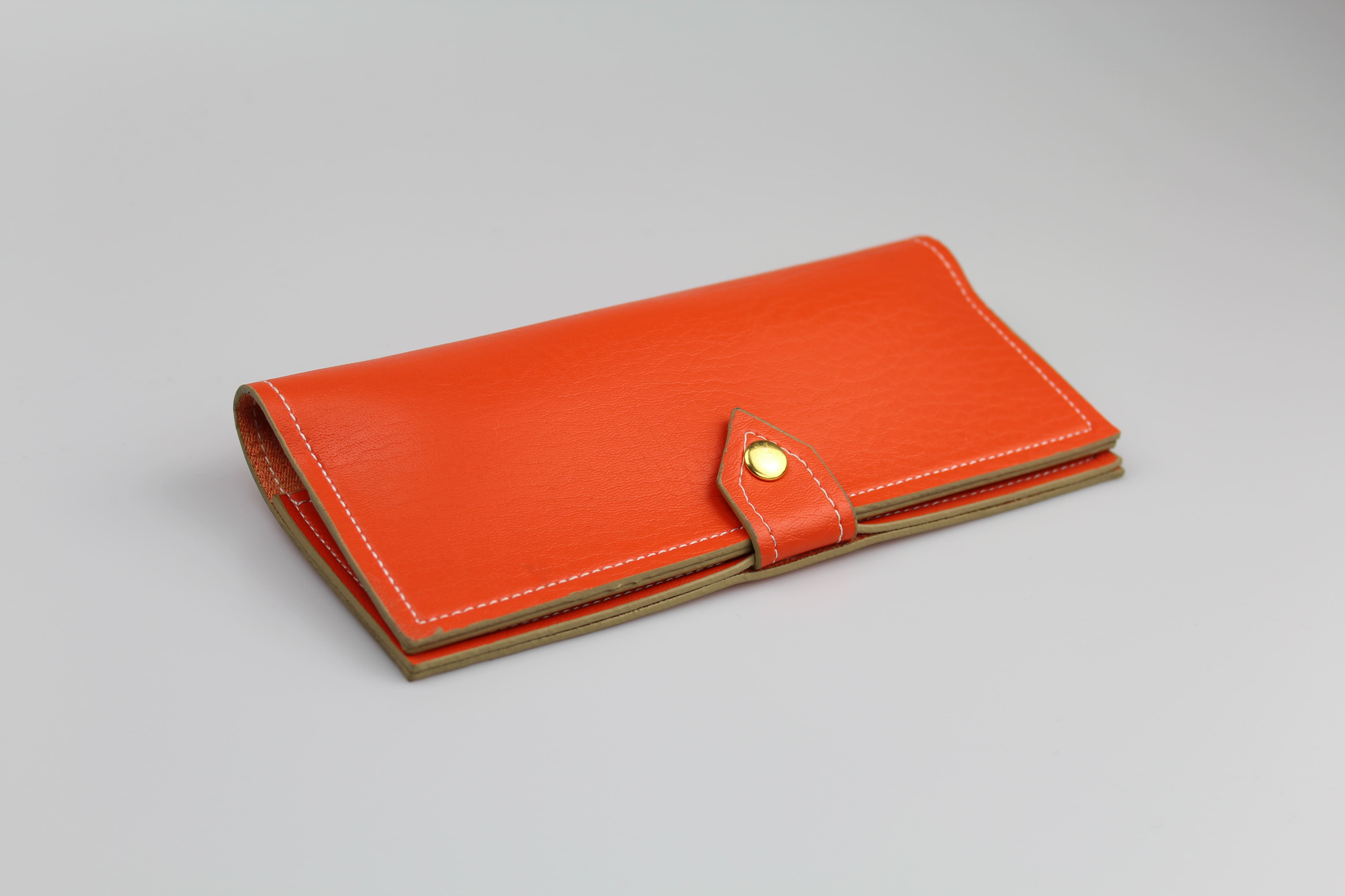 Étui à lunettes rigide de forme pochette verticale en cuir ou similicuir à rabat à pression